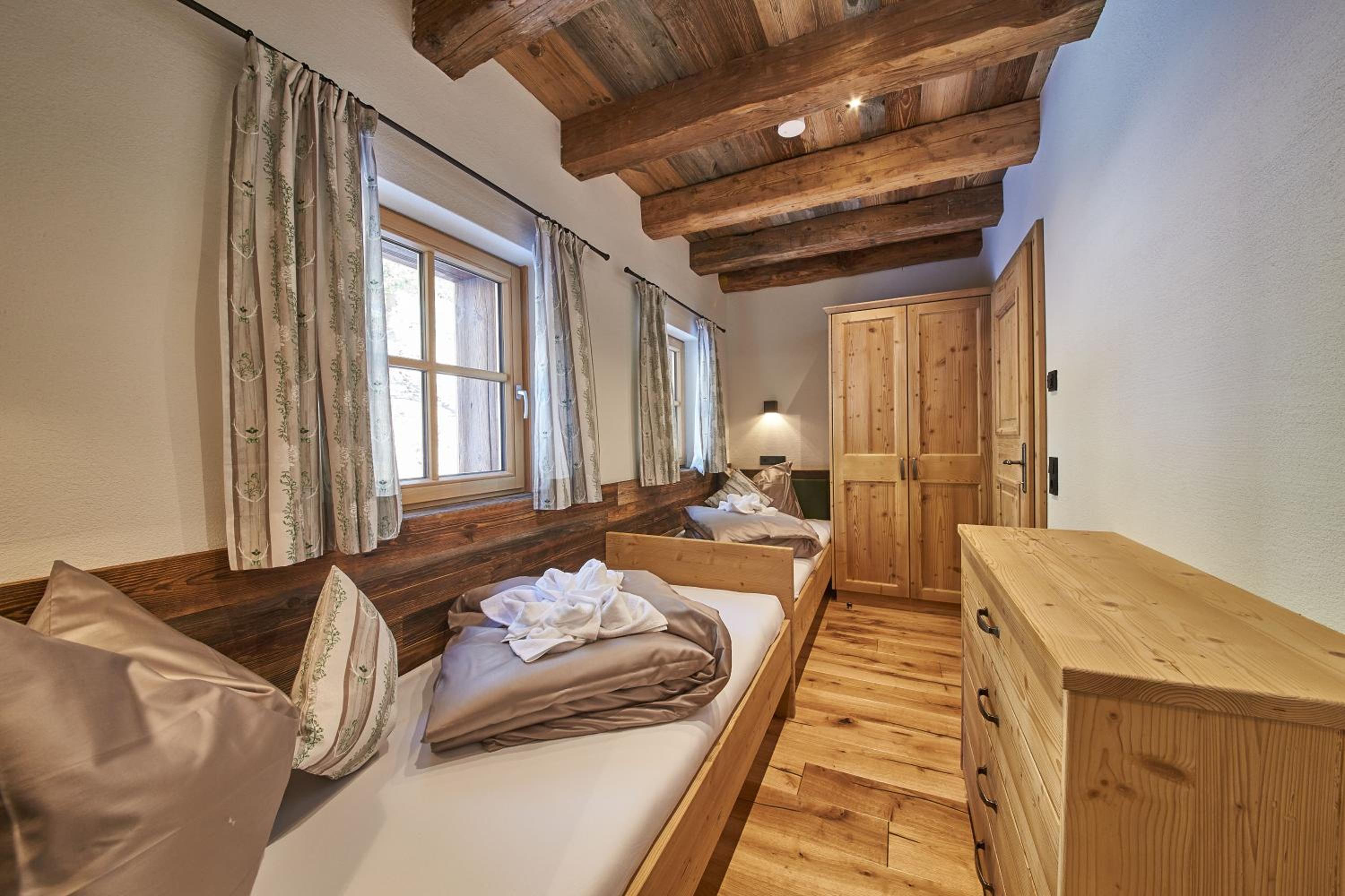 Six-Bedroom House photo 2