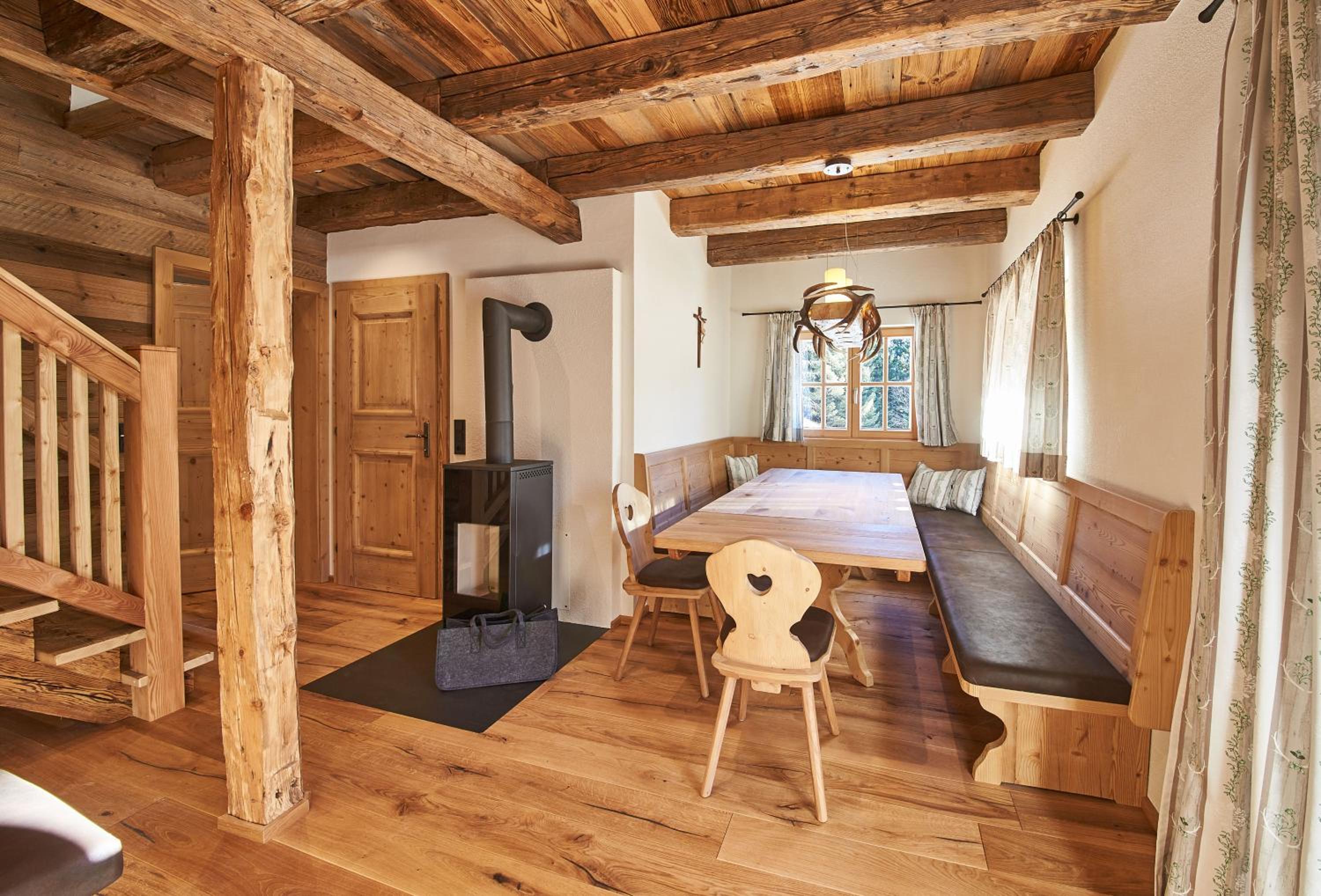 Six-Bedroom House photo 3