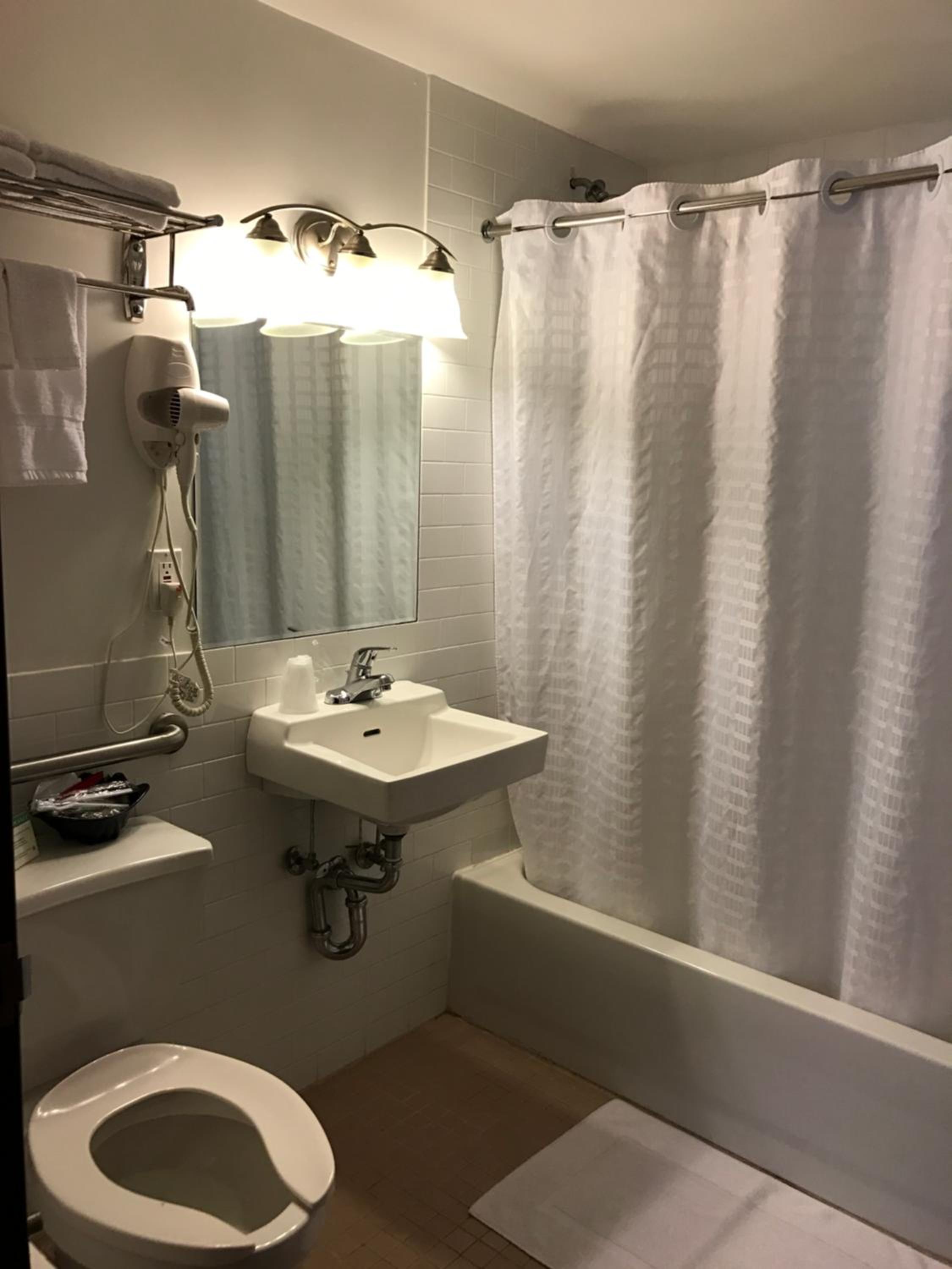 Standard King Room thumbnail 5
