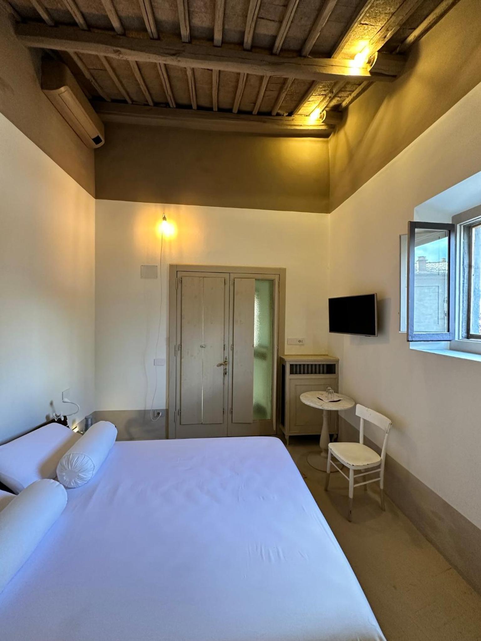 Single Room with Bathroom photo 2