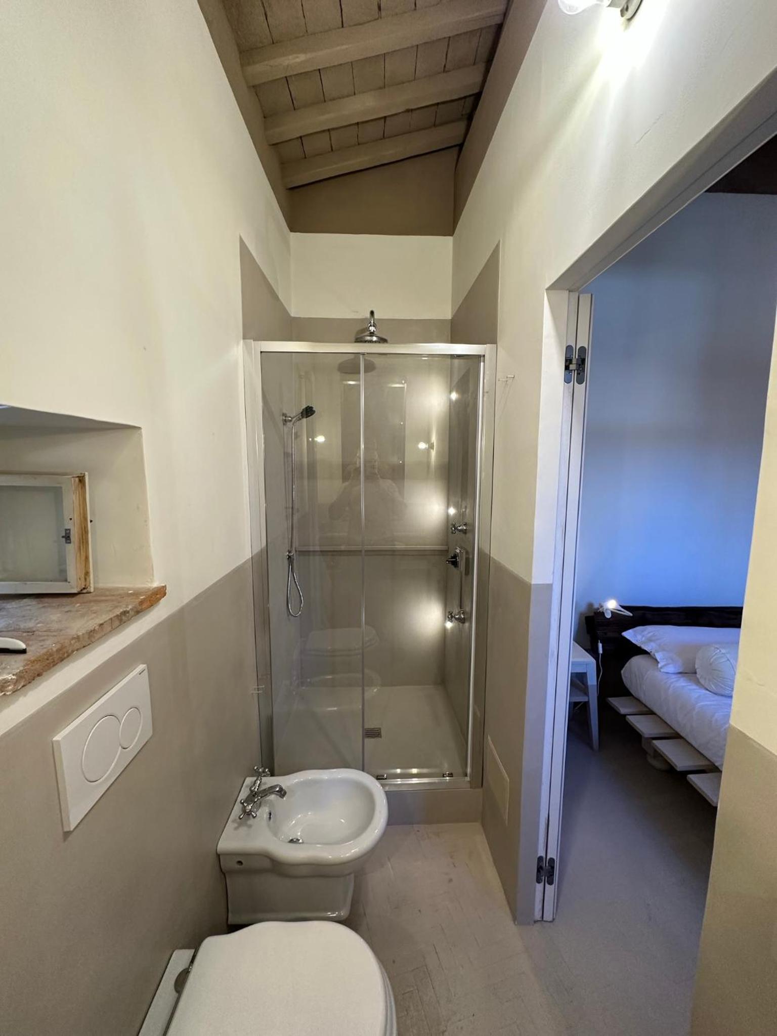 Single Room with Bathroom photo 3