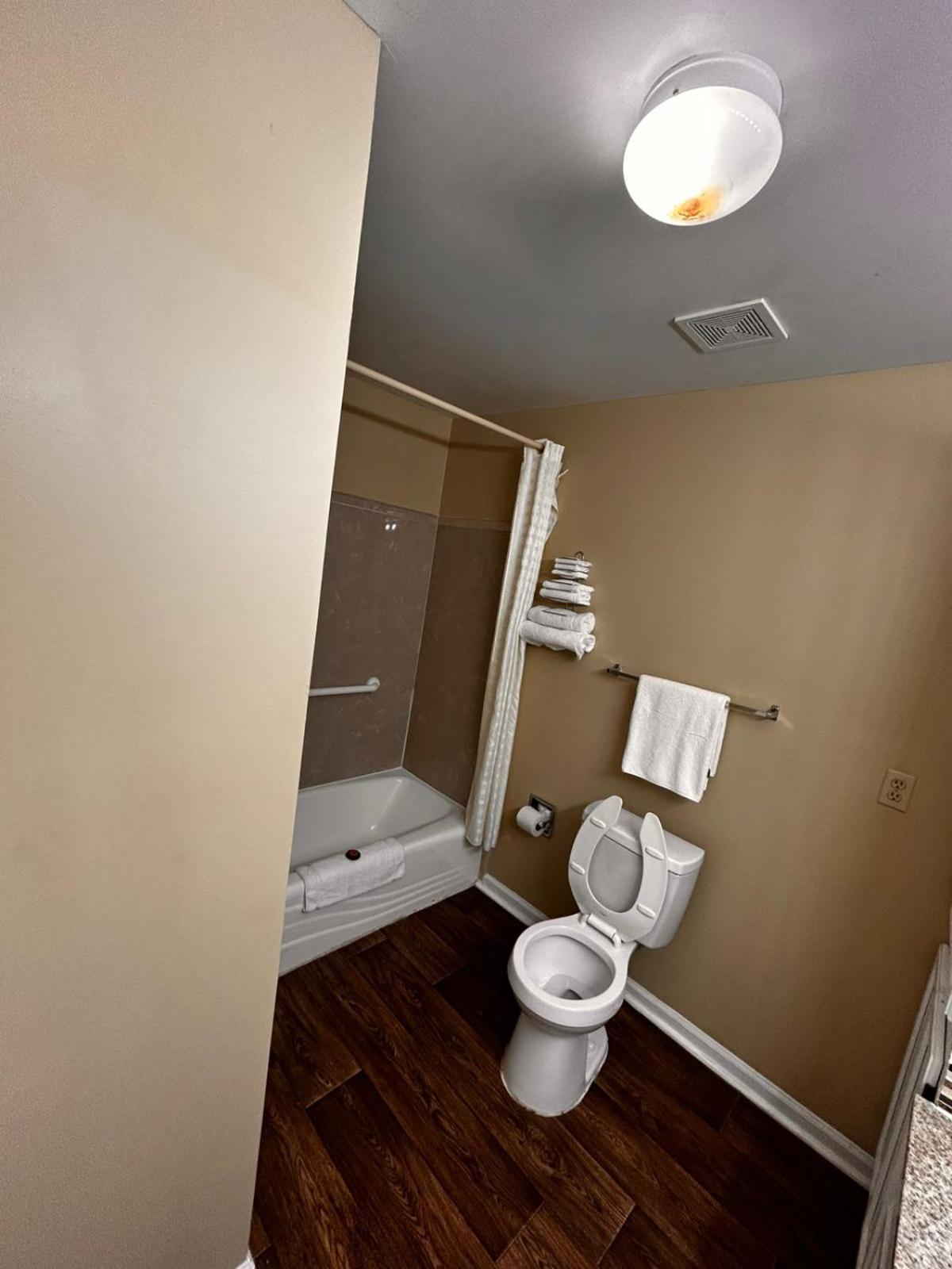 2 Queen Beds Accessible Non-Smoking with Roll-In-Shower photo 2