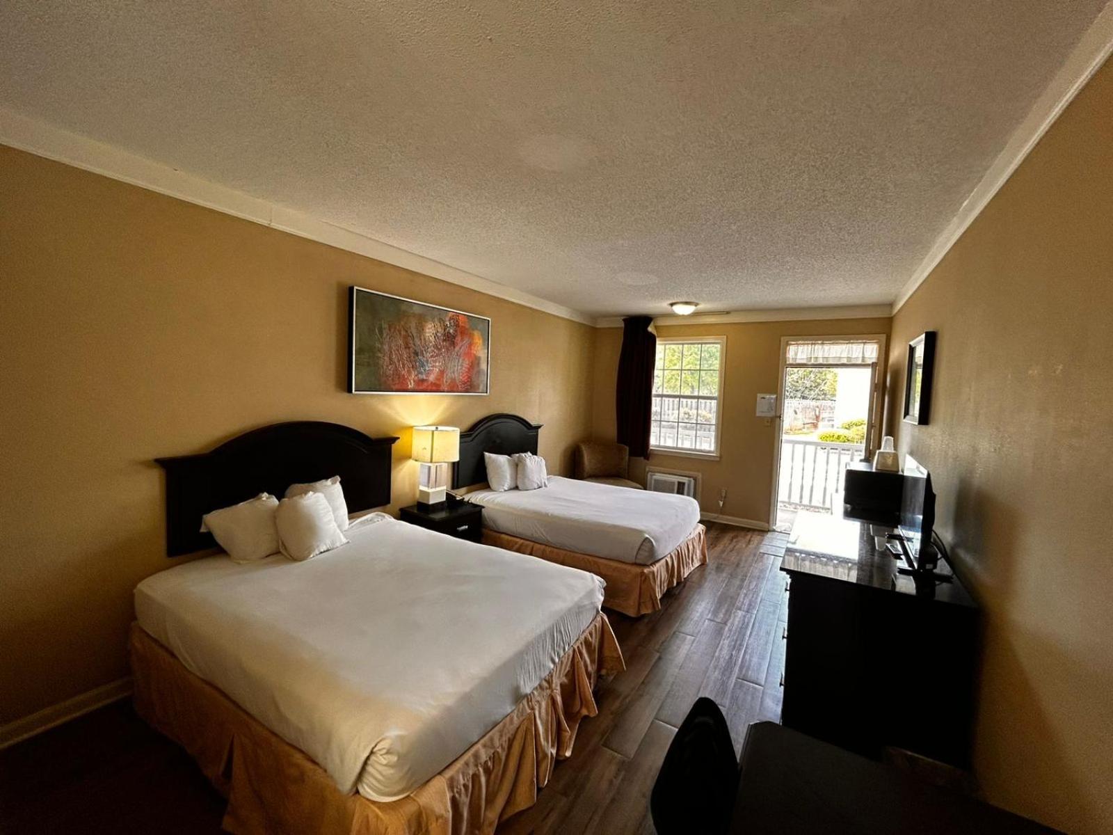 2 Queen Beds Accessible Non-Smoking with Roll-In-Shower photo 3
