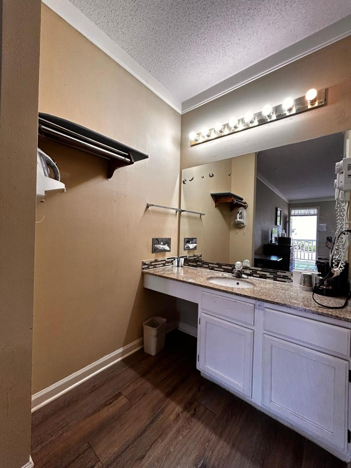 Deluxe King Bed with Kitchenette photo 2