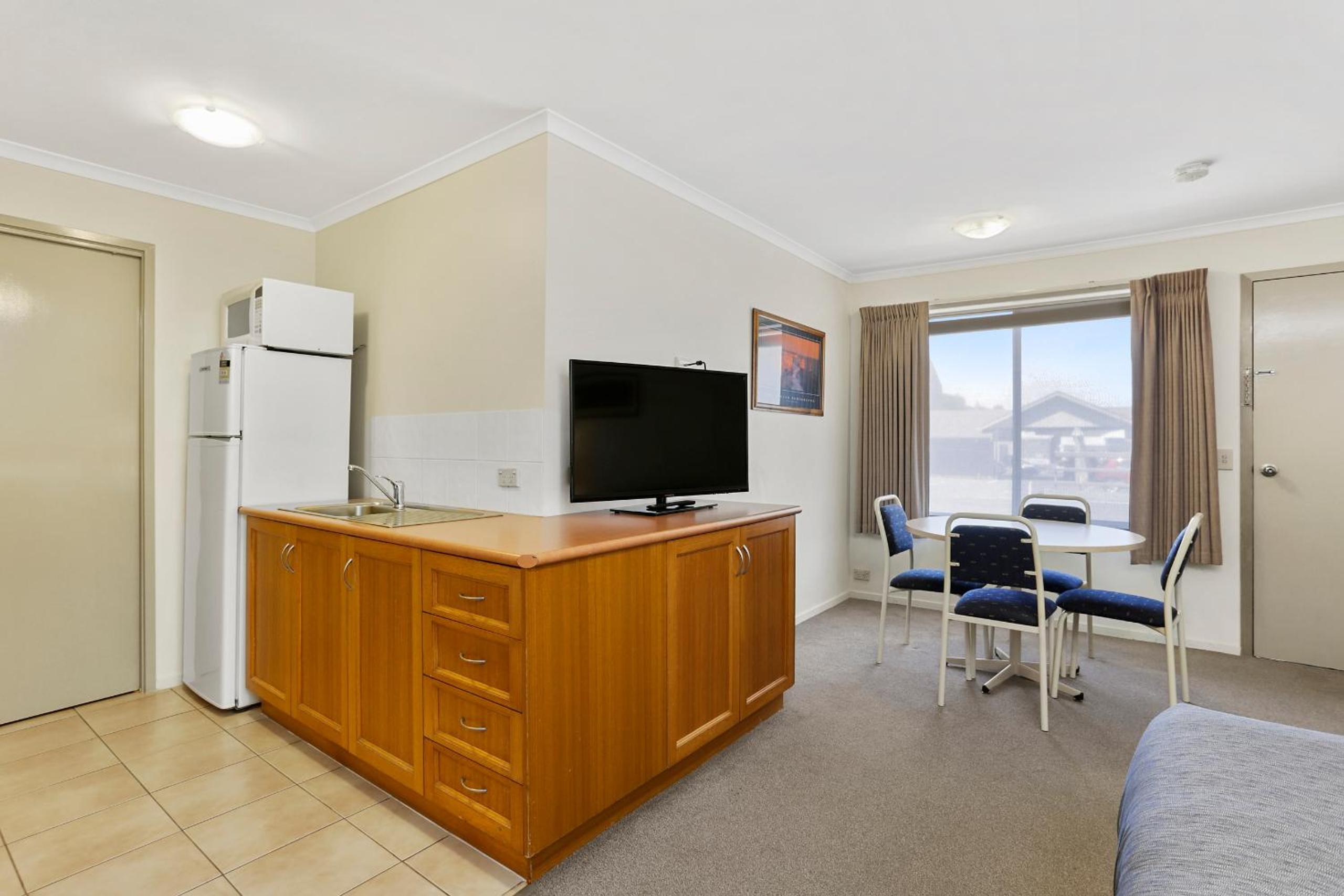 Executive Family Room - Photo 4