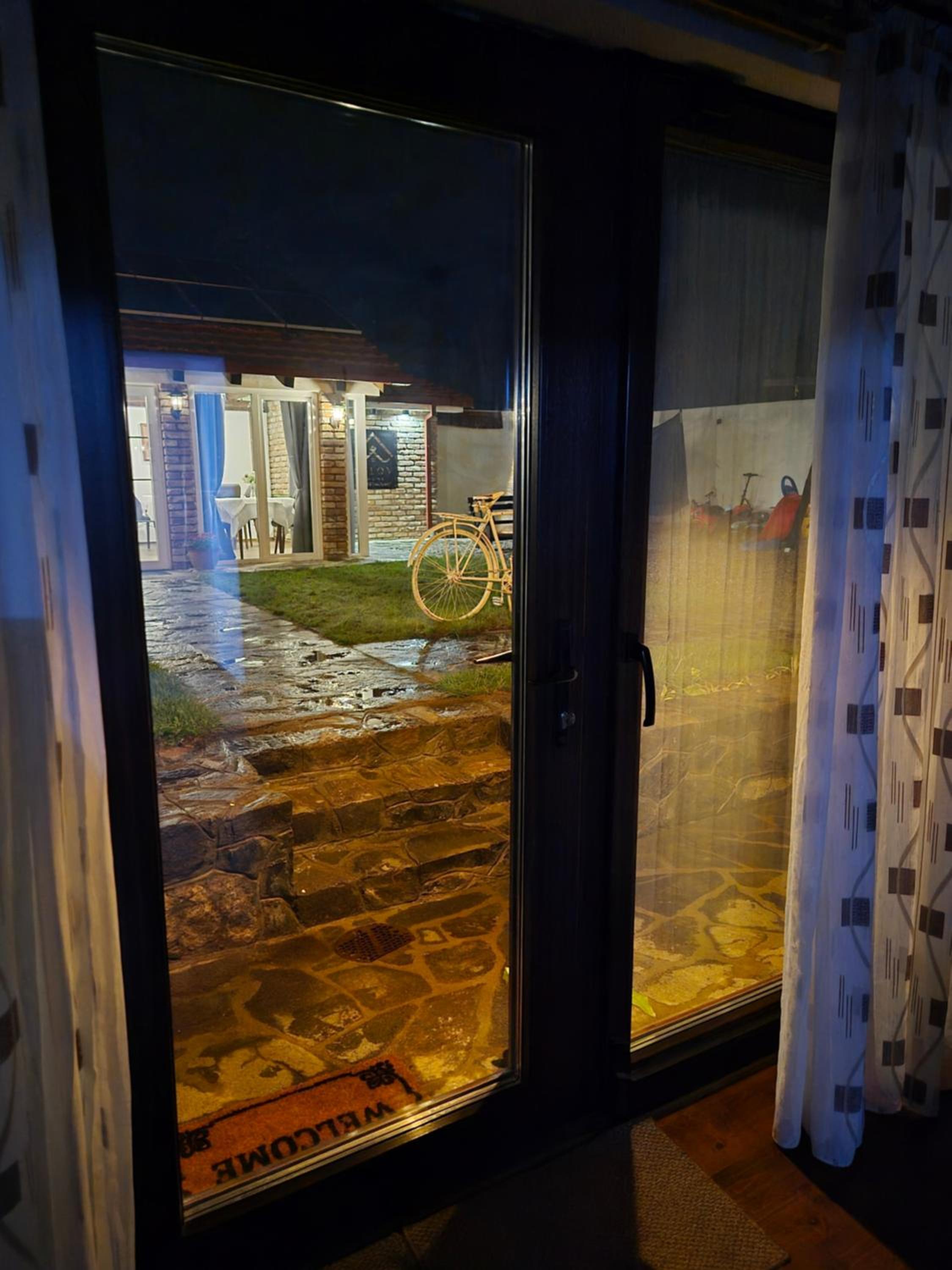 Deluxe Two-Bedroom Apartment with Garden View photo 2
