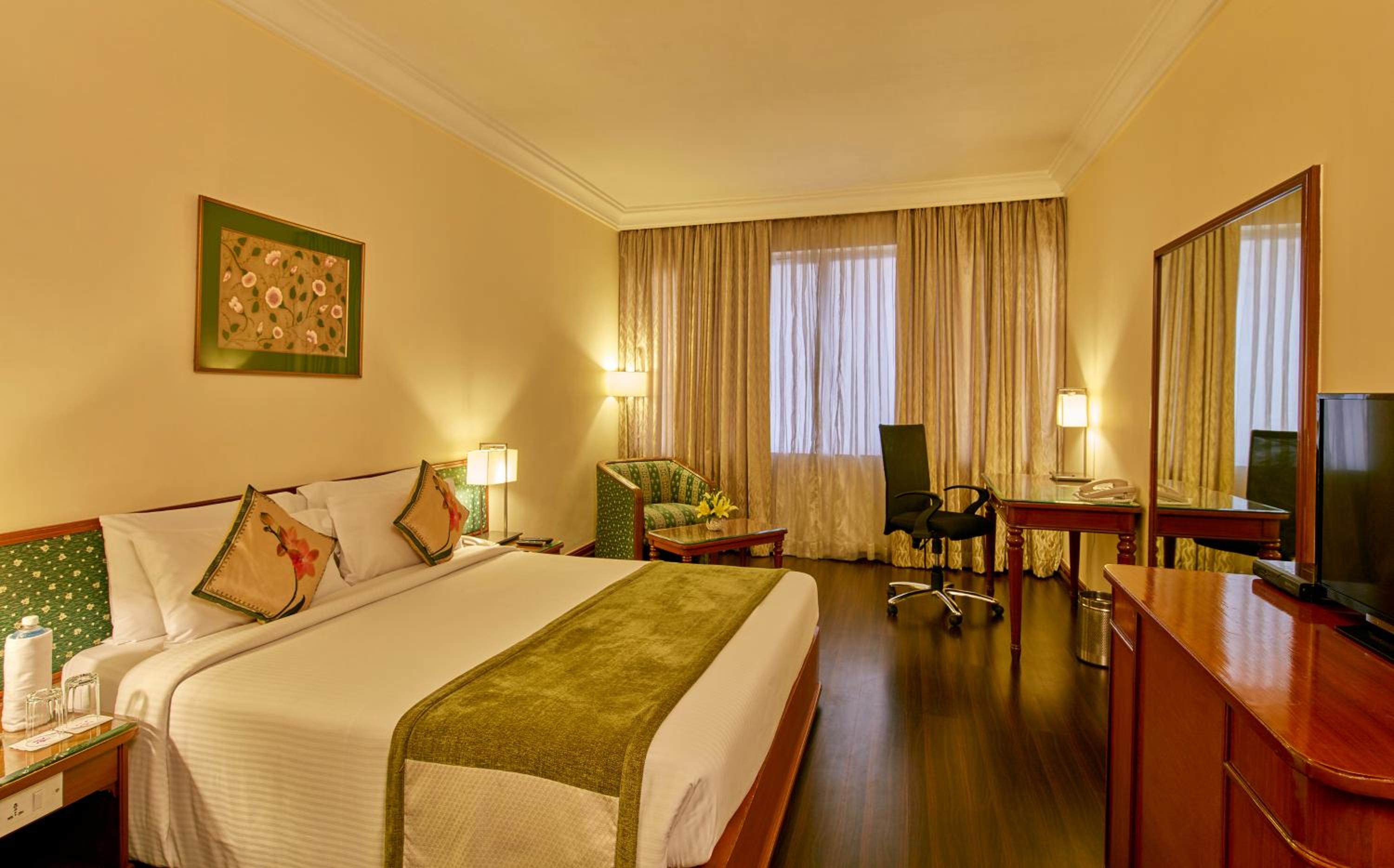 Executive Suite with bathtub & 10% Discount on Food & Beverages - Photo 2