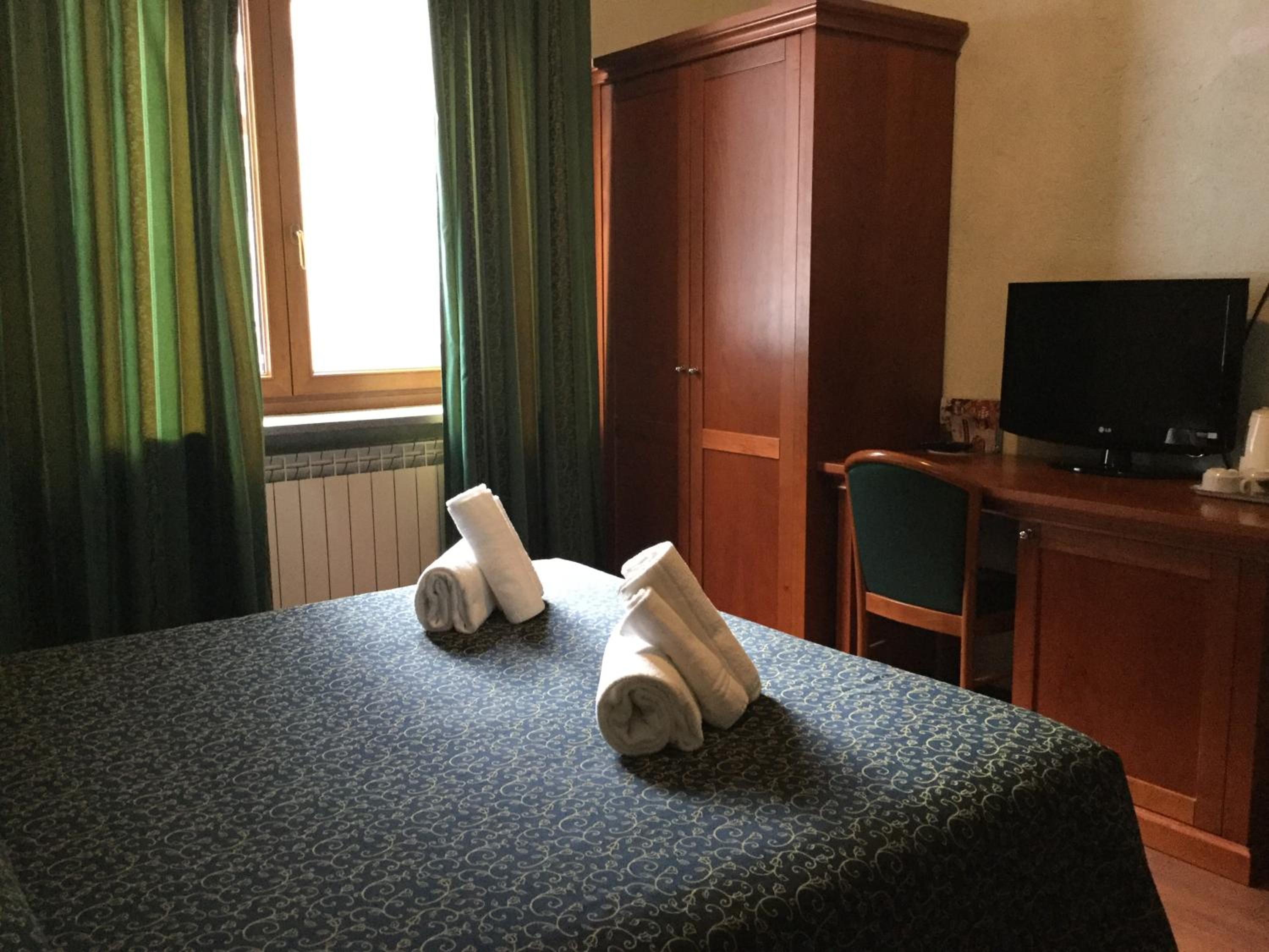 Twin Room - Disability Access photo 2