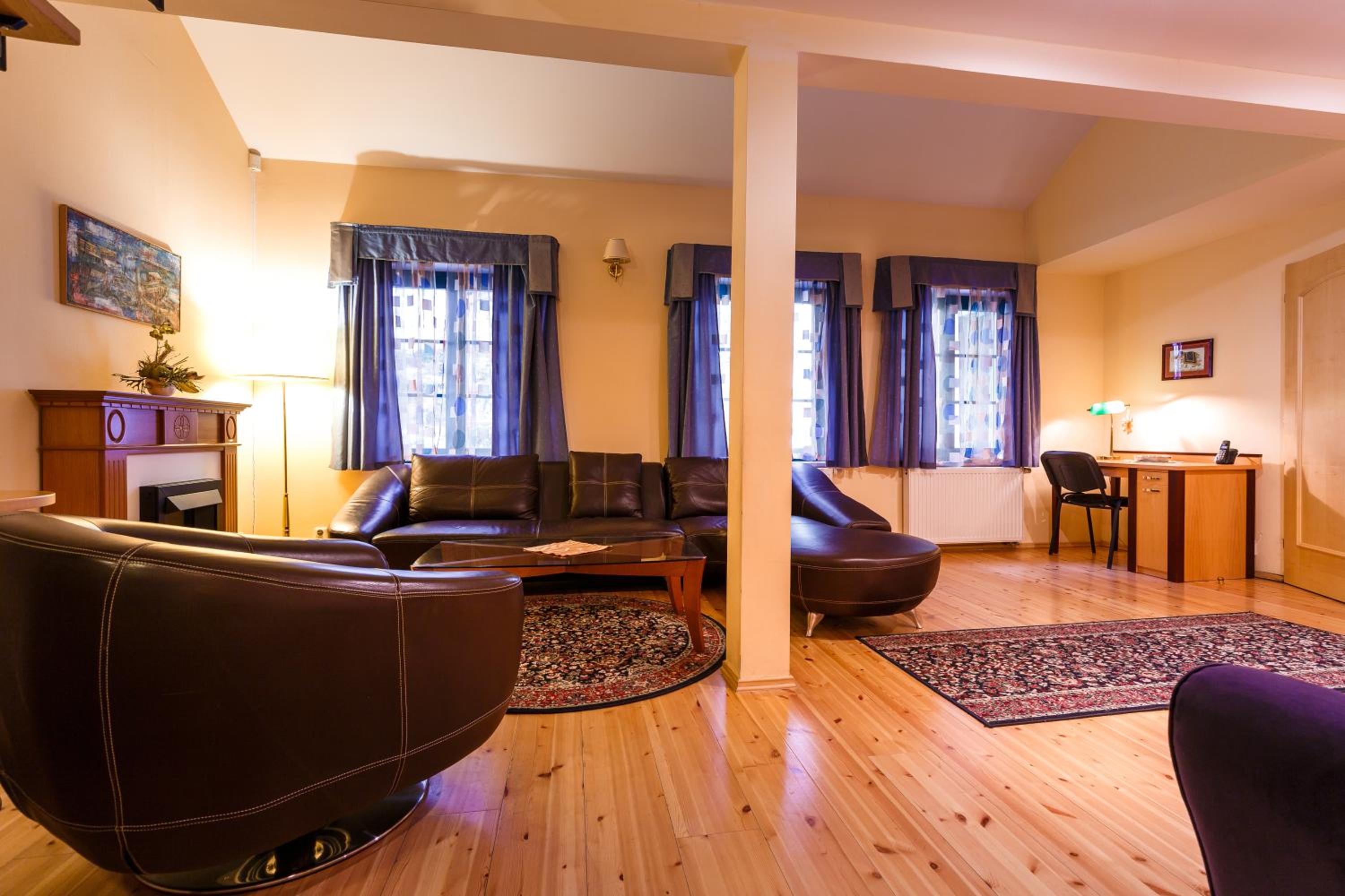 Two-Bedroom Penthouse Apartment - Photo 3