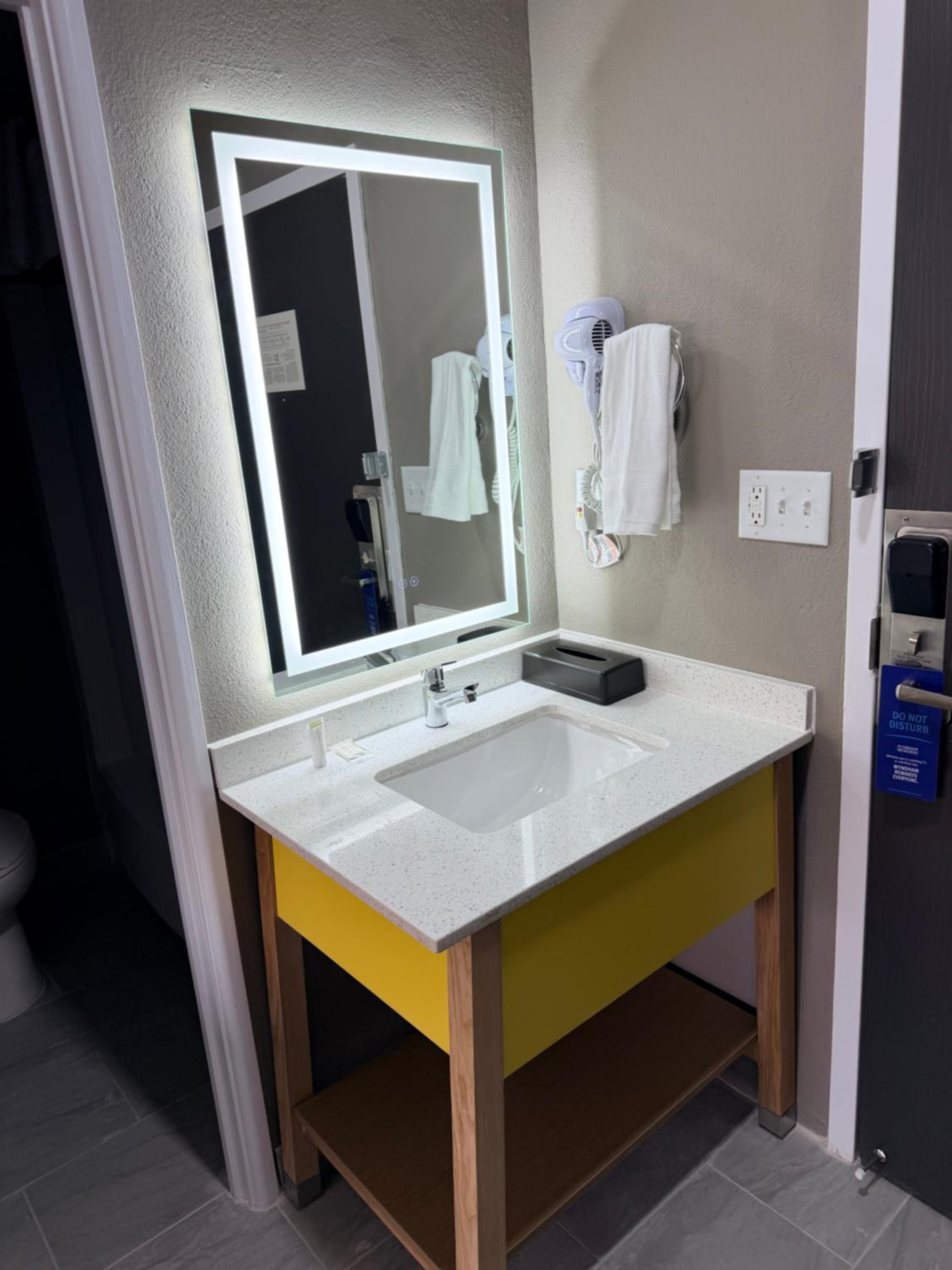 Deluxe Queen Room - Non-Smoking photo 1