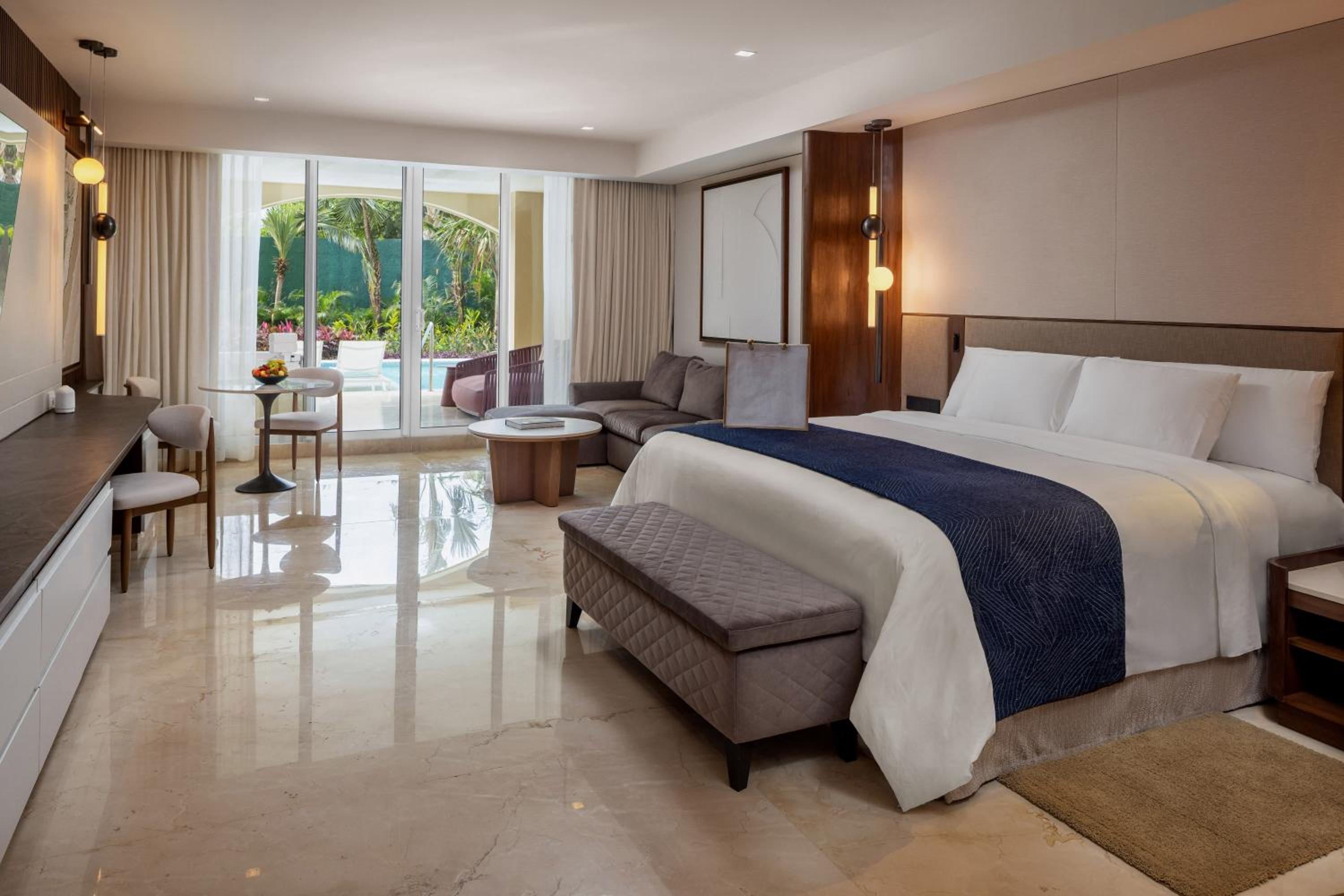 Grand Three Bedroom Swim-up Villa thumbnail 6