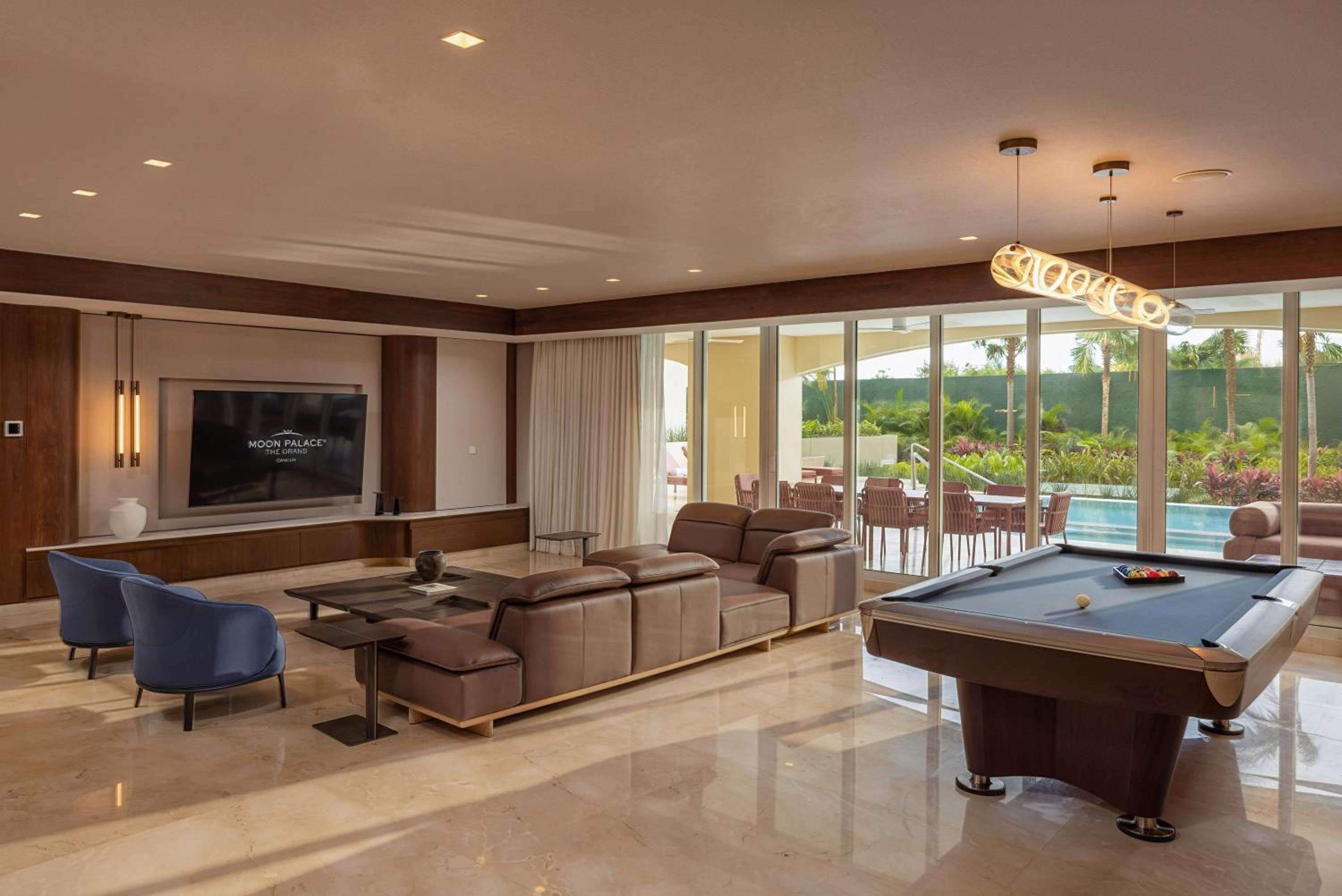 Grand Four Bedroom Swim-up Villa thumbnail 6