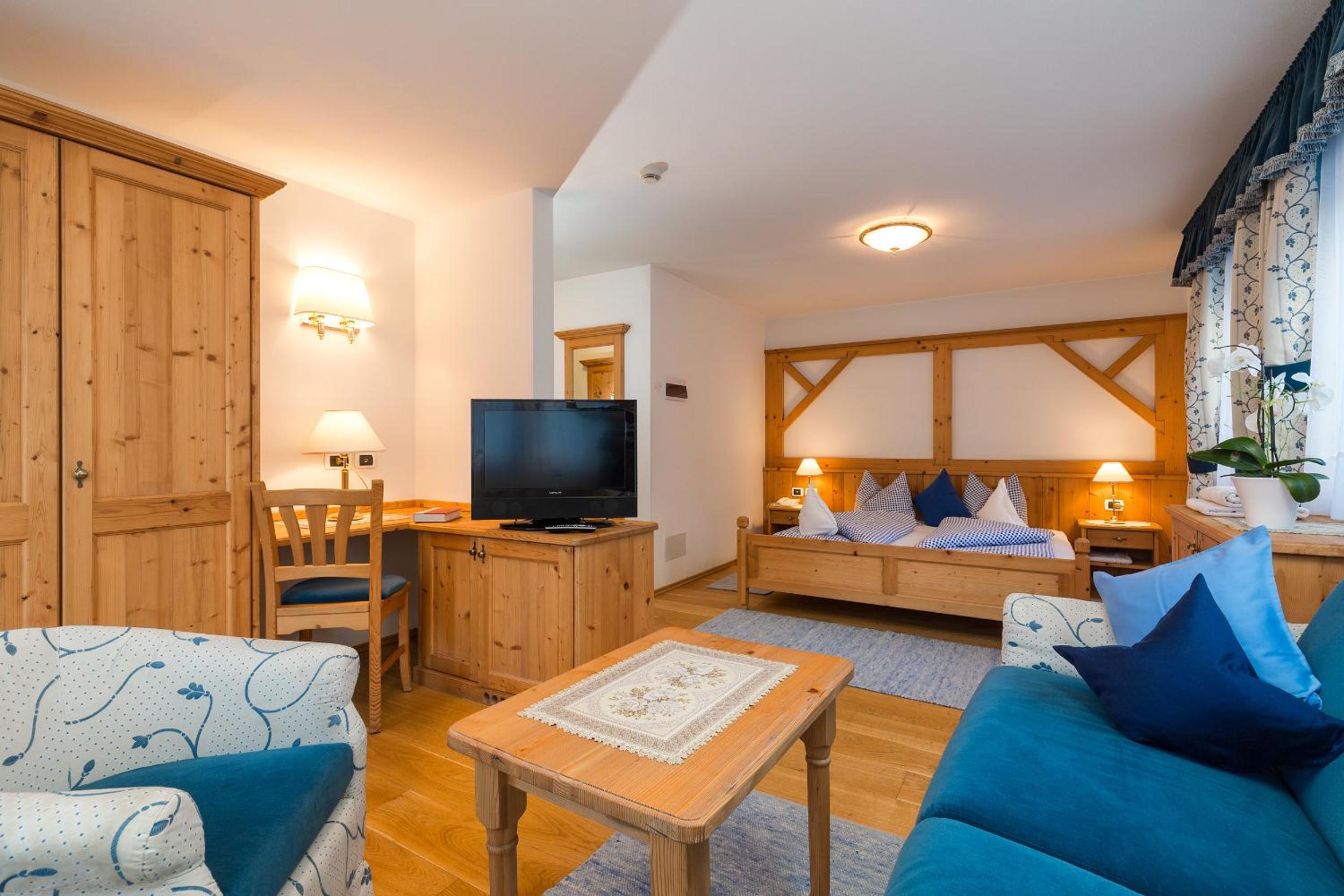 Junior Suite with Balcony - Photo 1