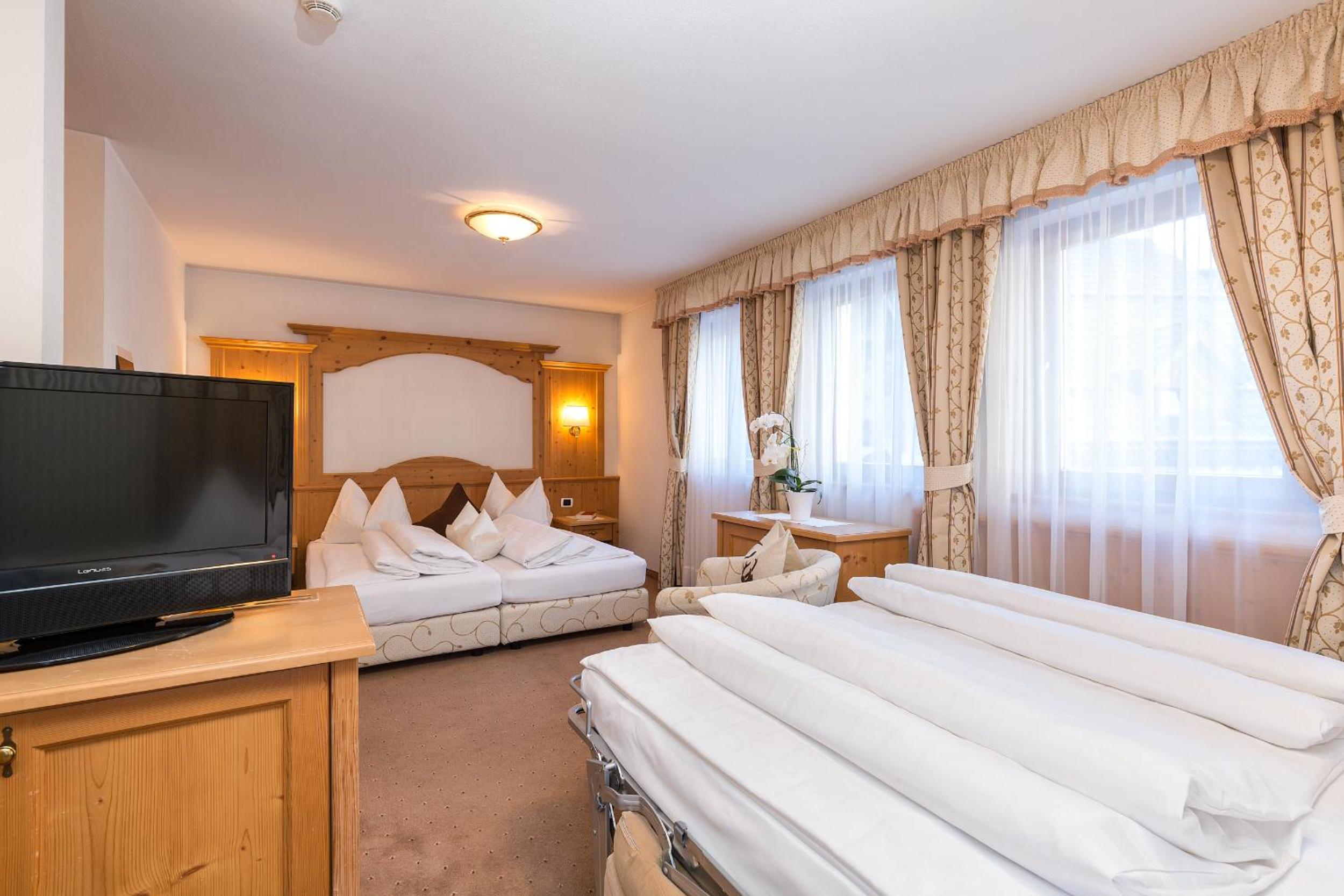 Junior Suite with Balcony - Photo 3