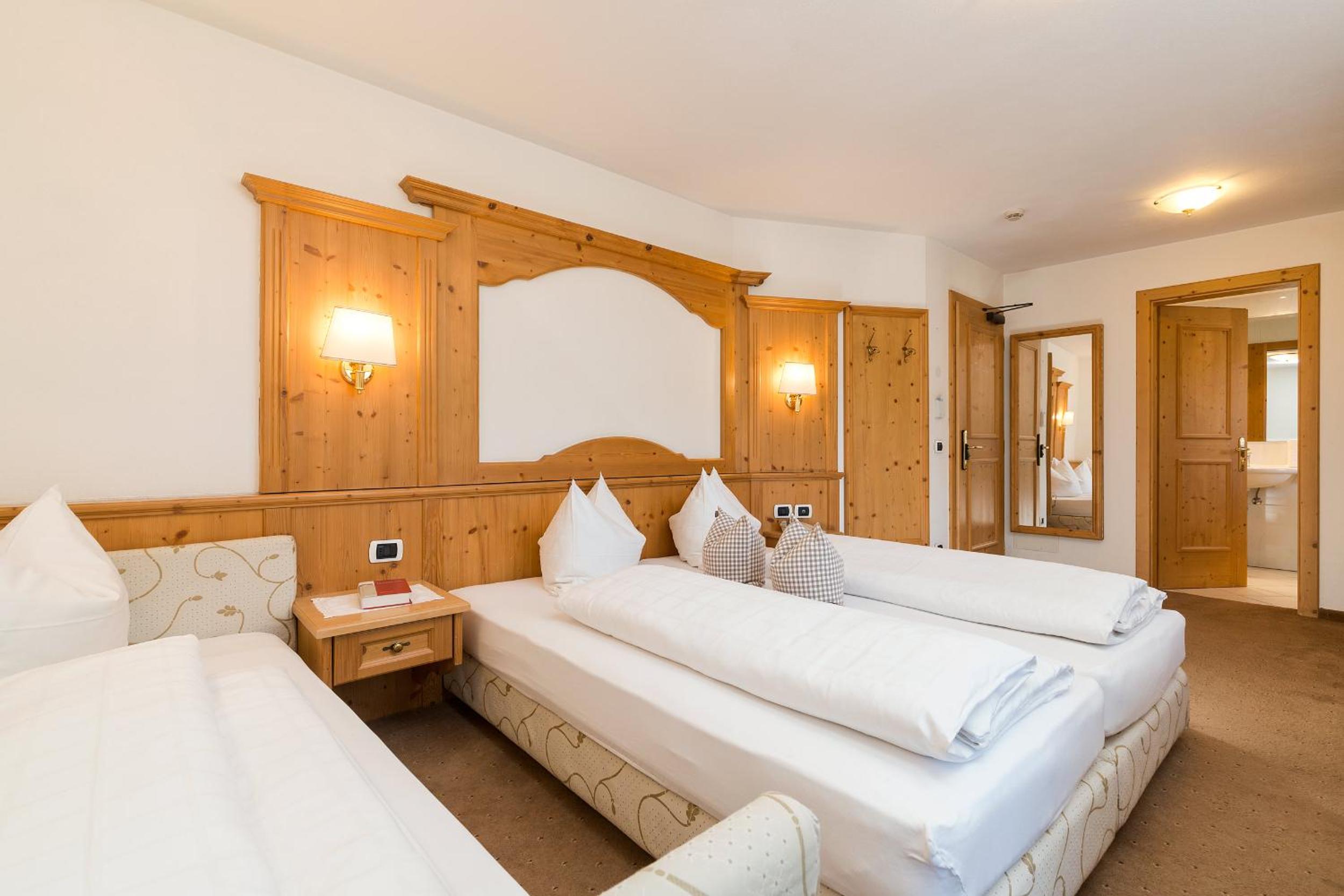 Superior Double or Twin Room with Balcony - Photo 4