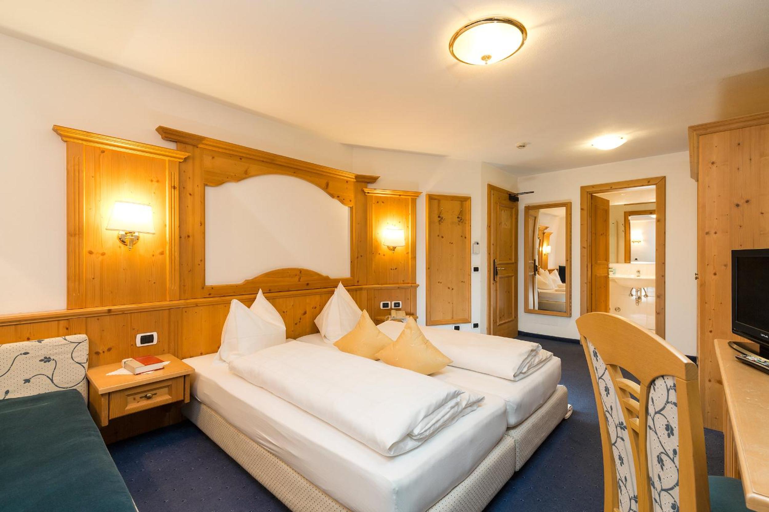 Superior Double or Twin Room with Balcony - Photo 1