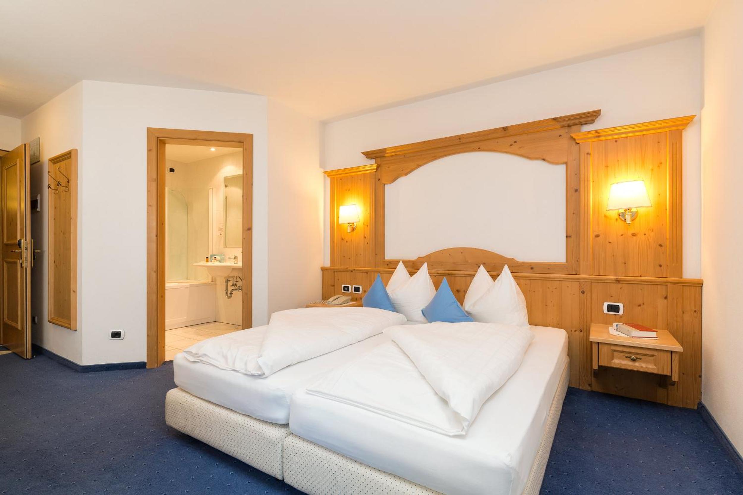Superior Double or Twin Room with Balcony - Photo 11