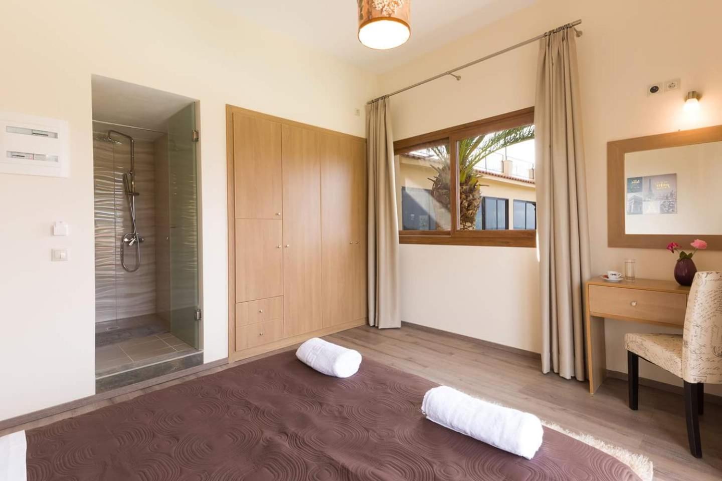 Deluxe Double Room with Balcony - Photo 4