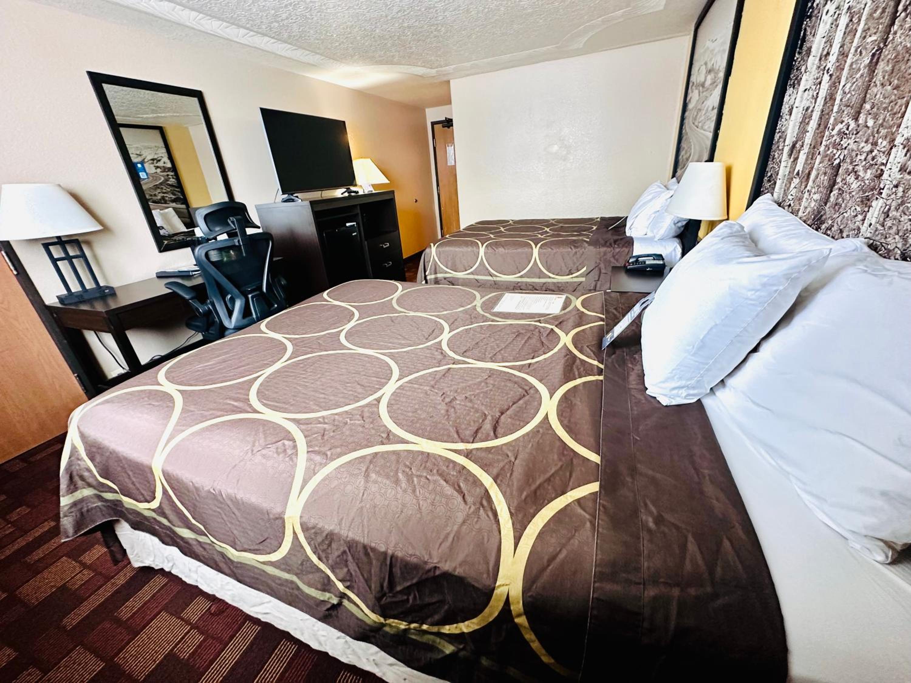Queen Room with Two Queen Beds - Non-Smoking - Photo 2