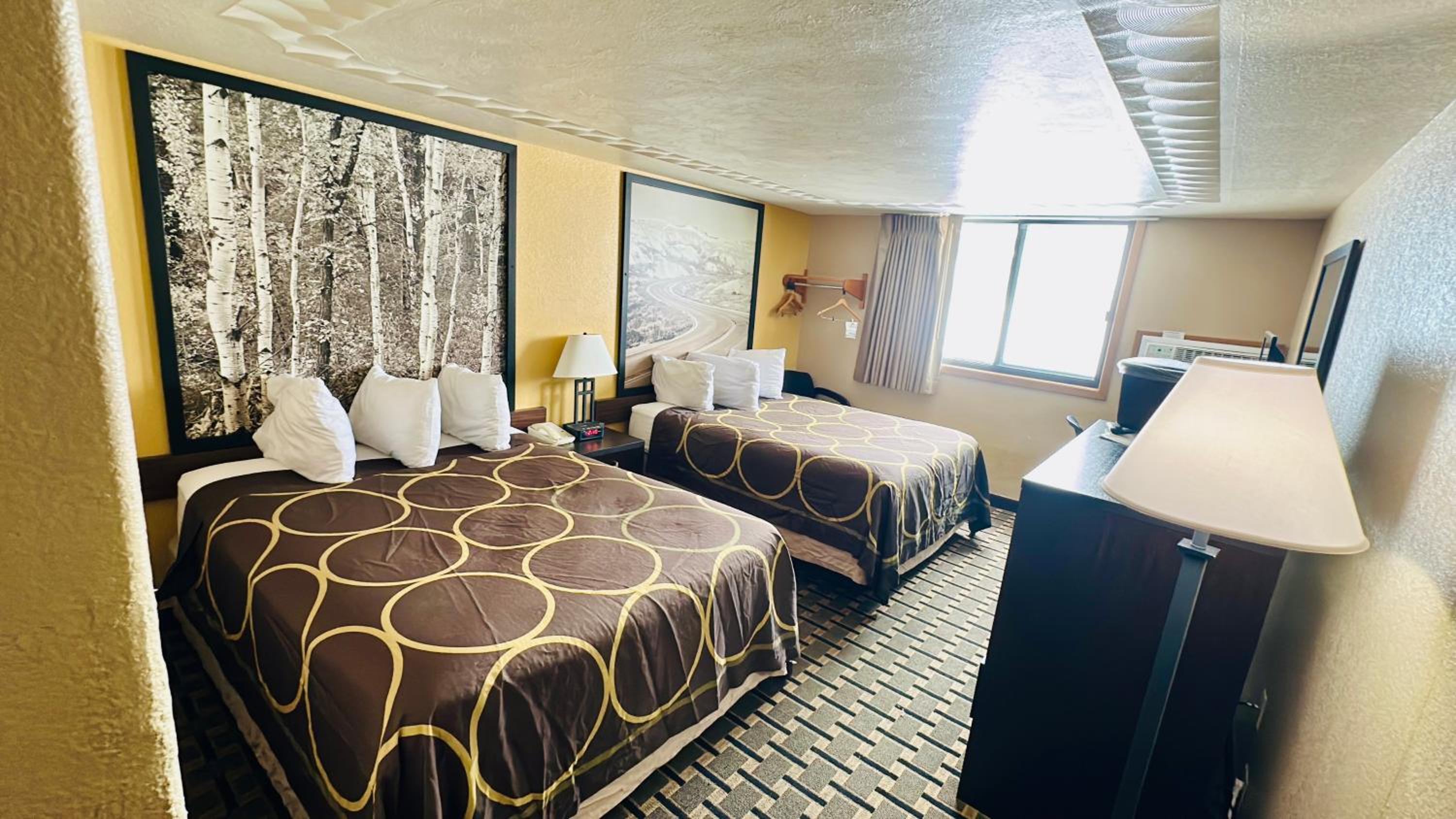 Queen Room with Two Queen Beds - Non-Smoking - Photo 5