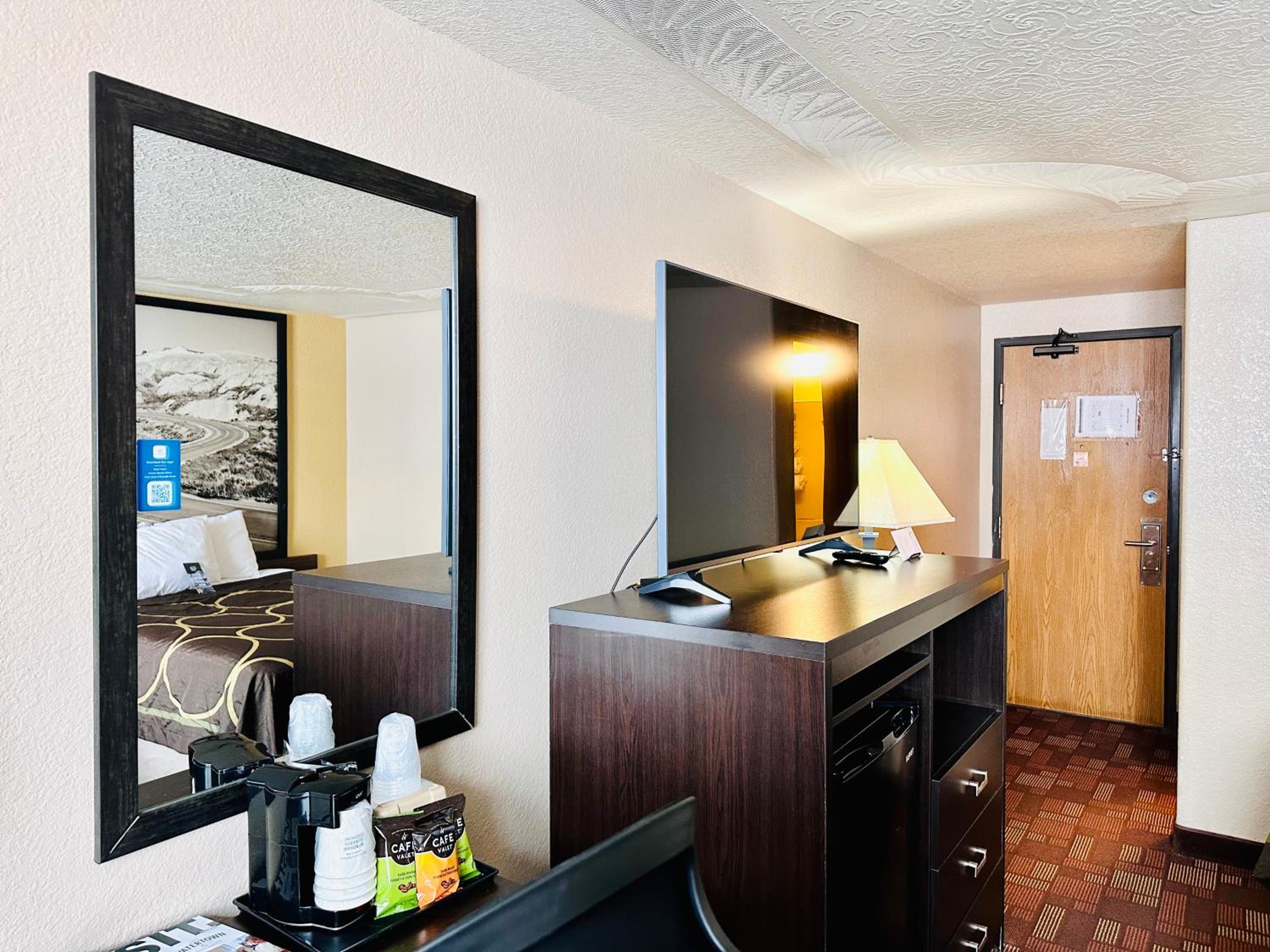 Queen Room with Two Queen Beds - Non-Smoking - Photo 7