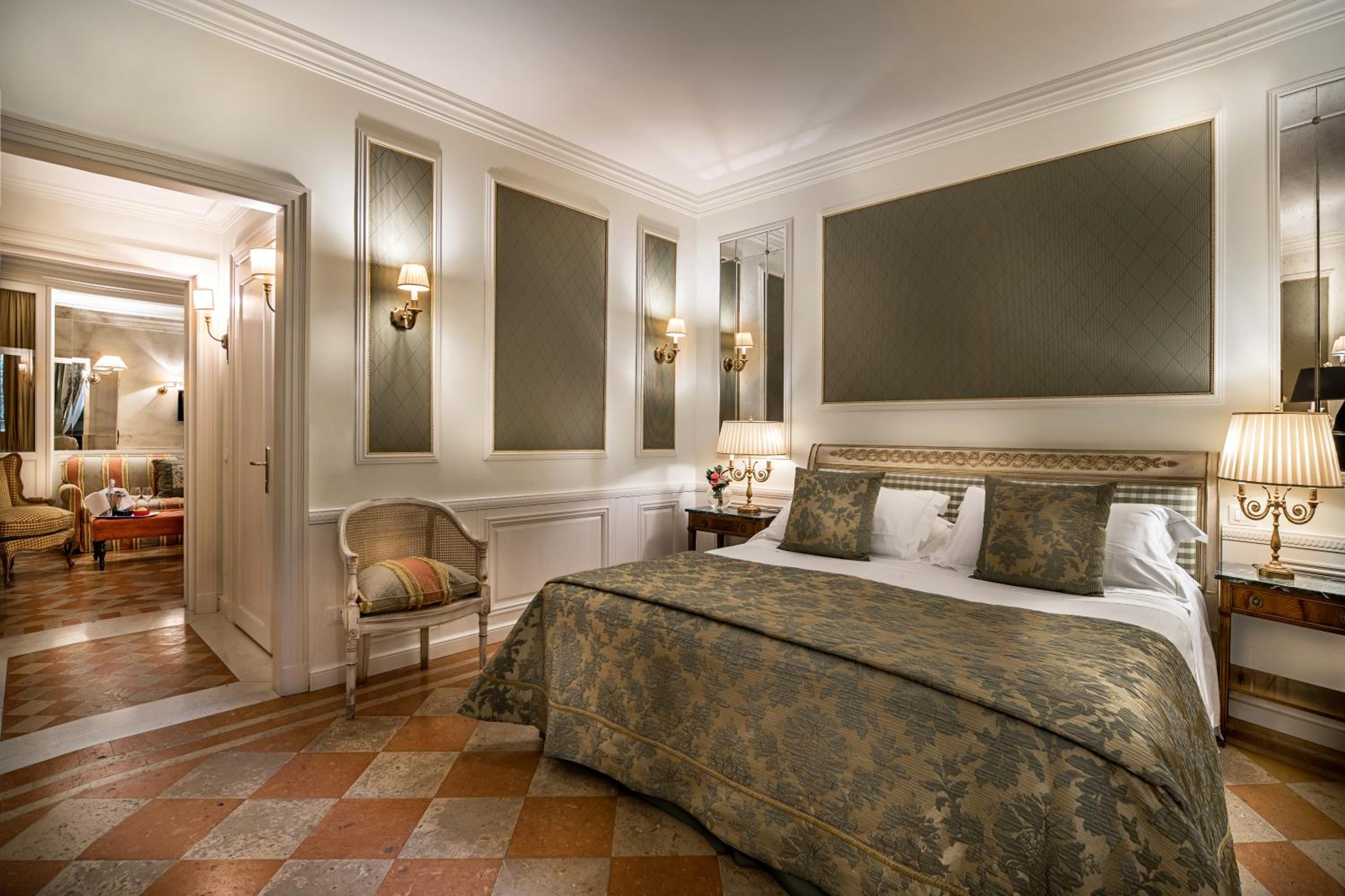 Suite - Photo 1