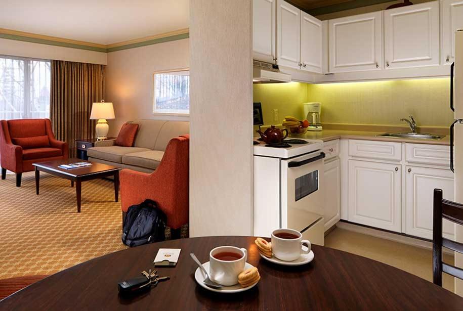 One-Bedroom Queen Suite - Non-Smoking - Photo 4