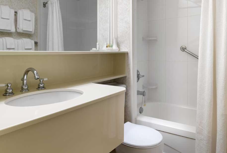 One-Bedroom Queen Suite - Non-Smoking - Photo 5