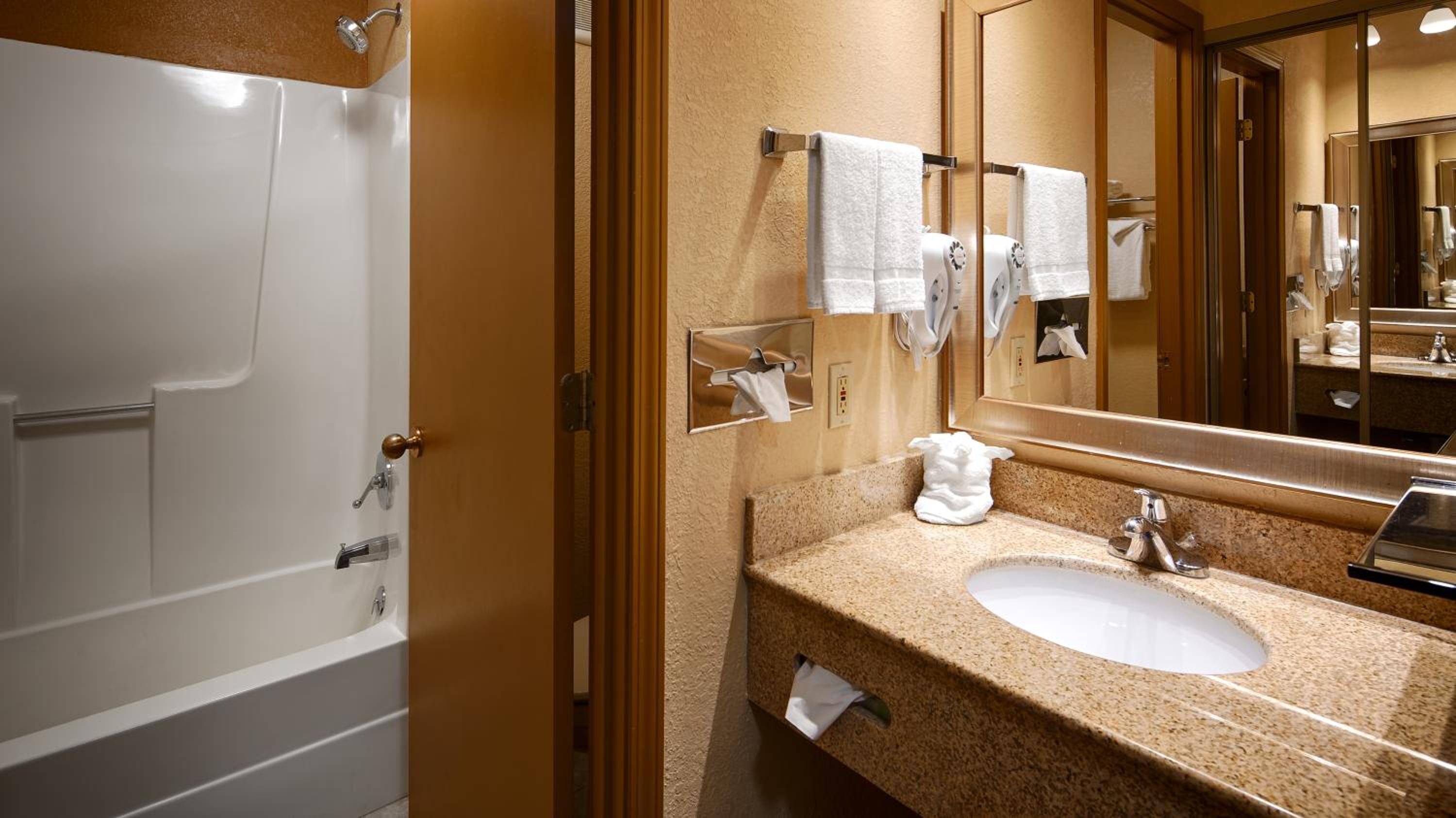 Deluxe King Room - Non-Smoking - Photo 8
