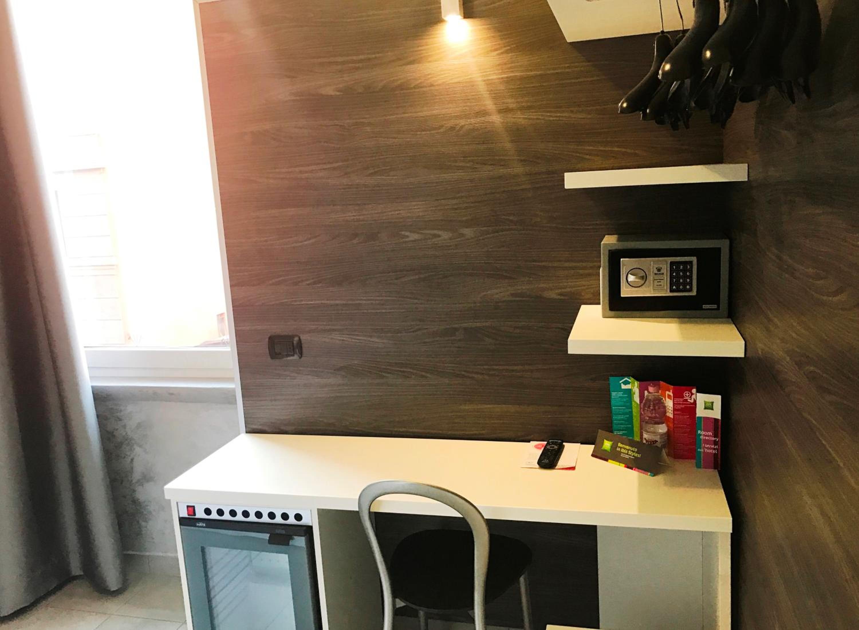 Single Room thumbnail 5