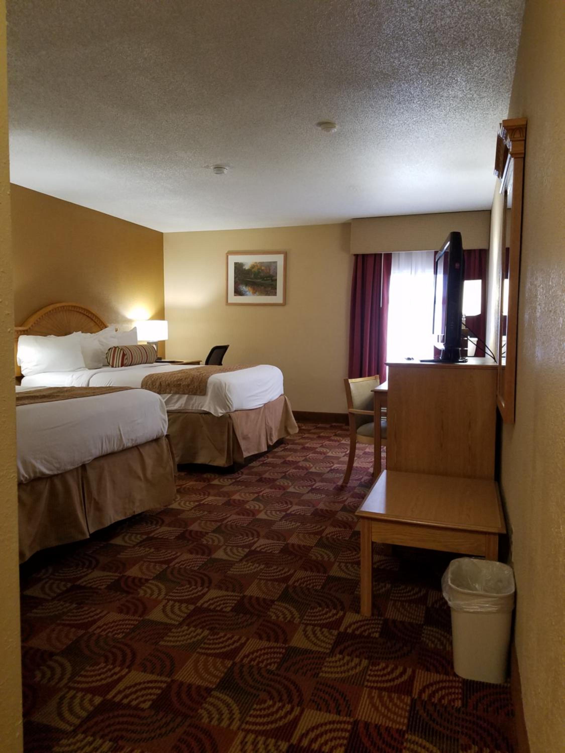 Queen Room with Two Queen Beds - Non-Smoking - Photo 6