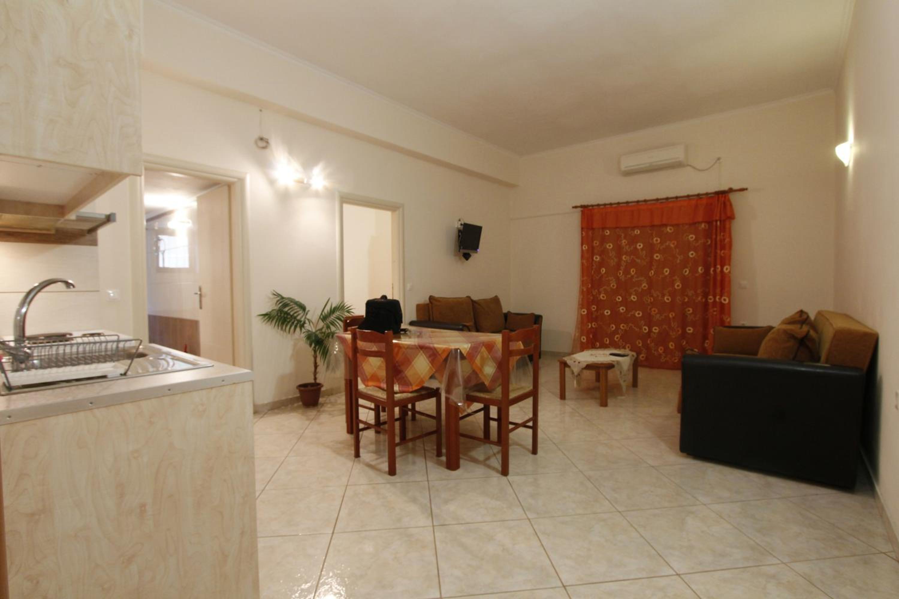 Studio Apartment with Balcony - Photo 3