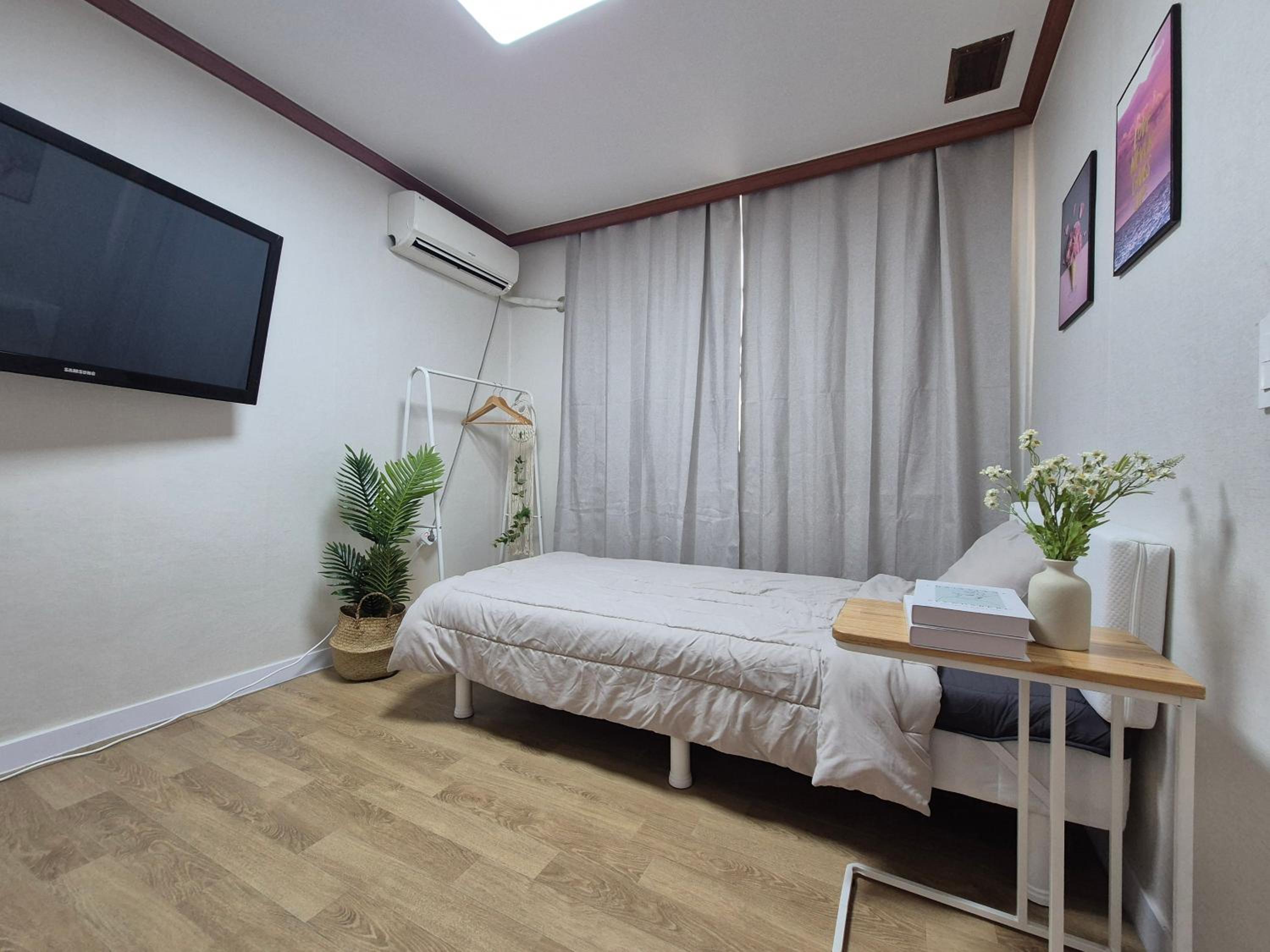 Small Single Room photo 3