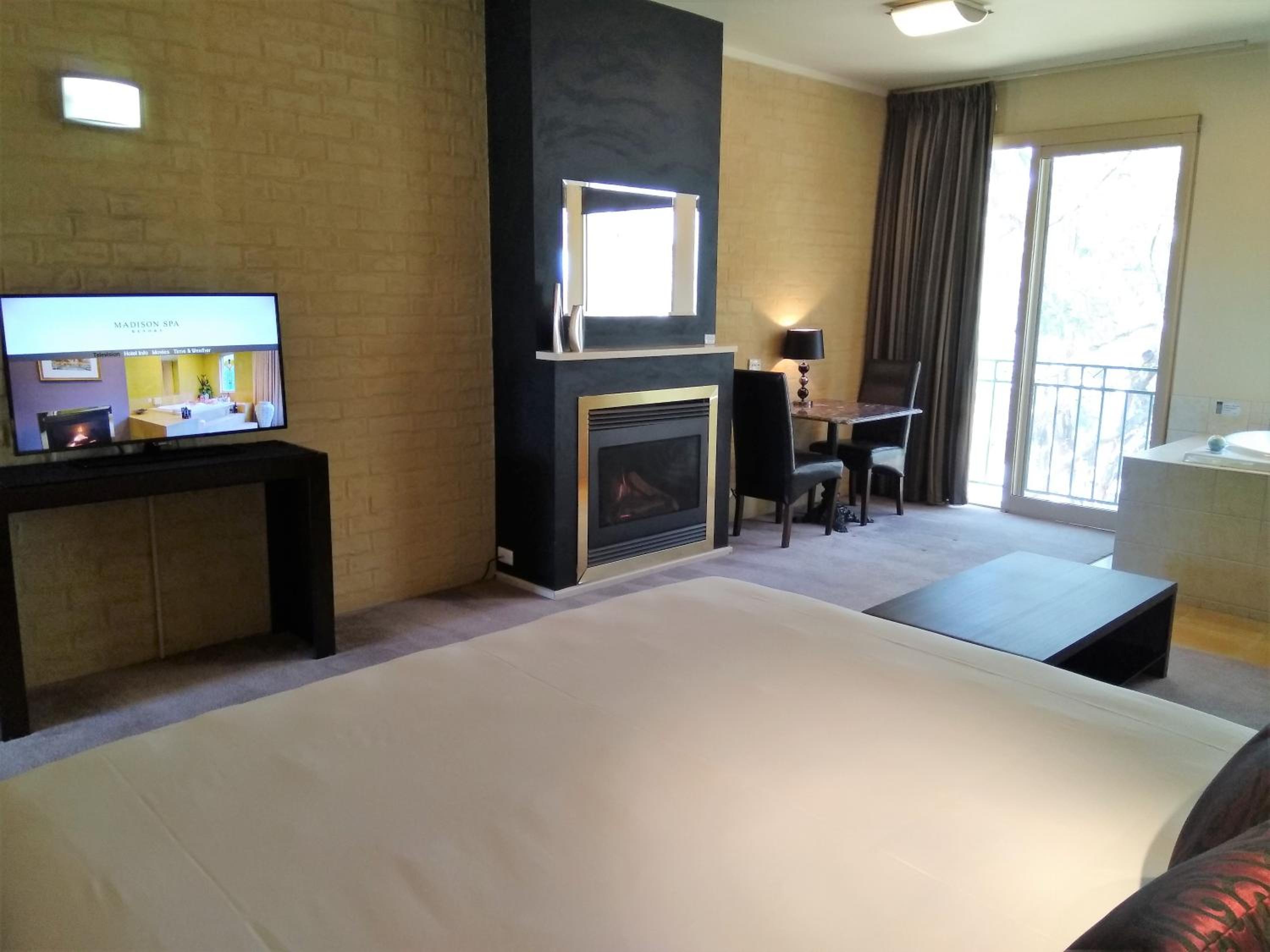 Deluxe King Room with Spa Bath photo 2
