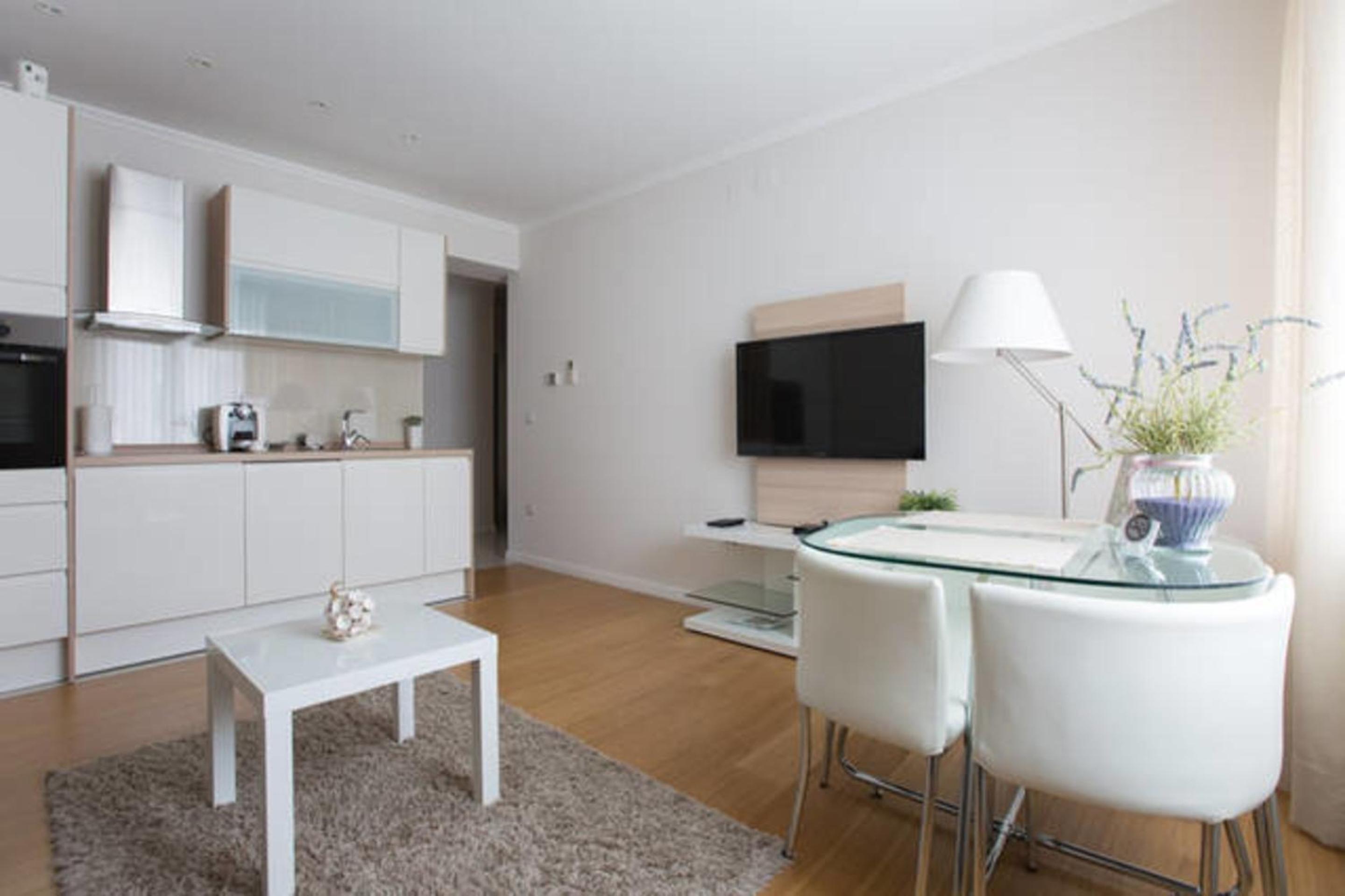 Deluxe One-Bedroom Apartment - Photo 9