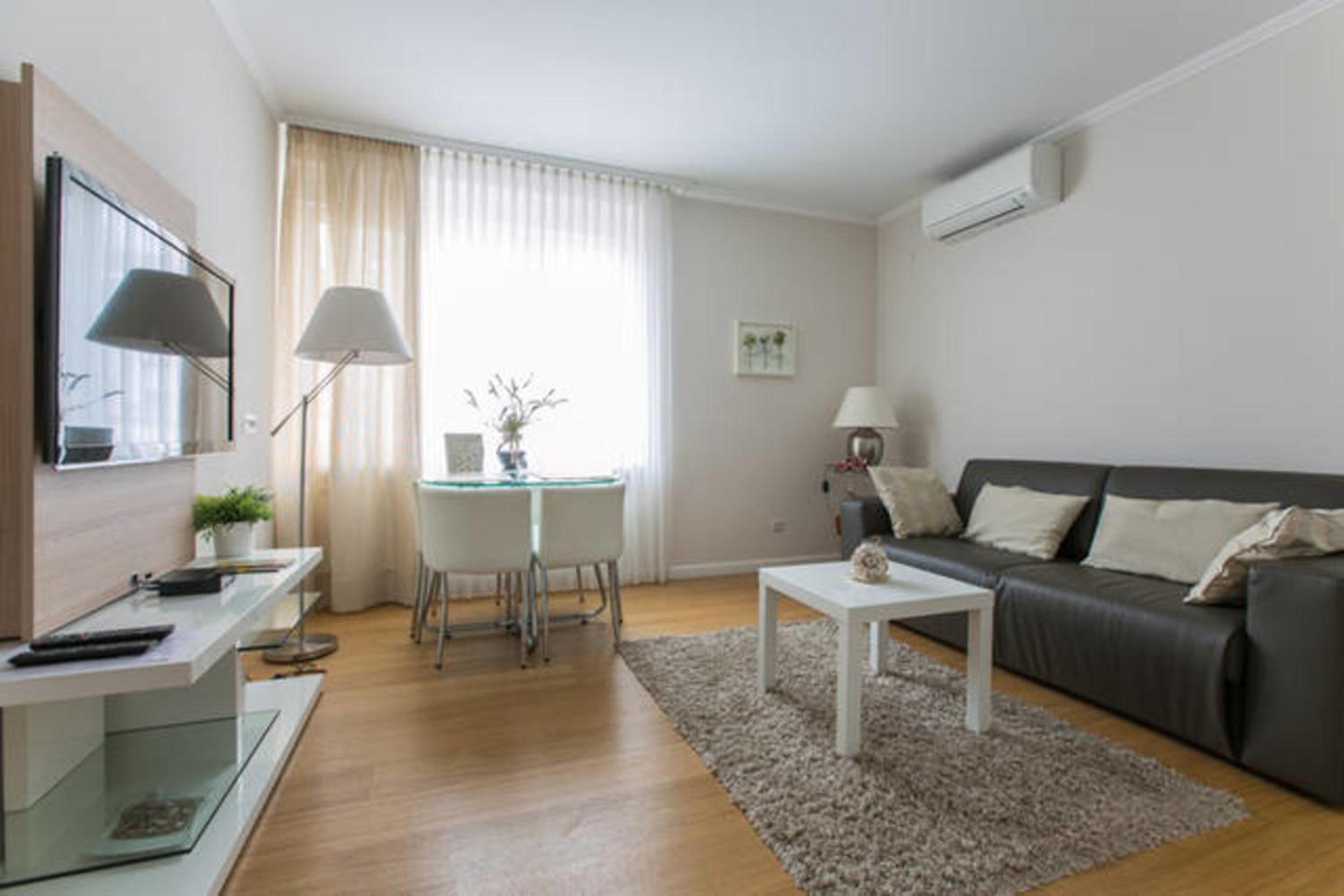 Deluxe One-Bedroom Apartment - Photo 8