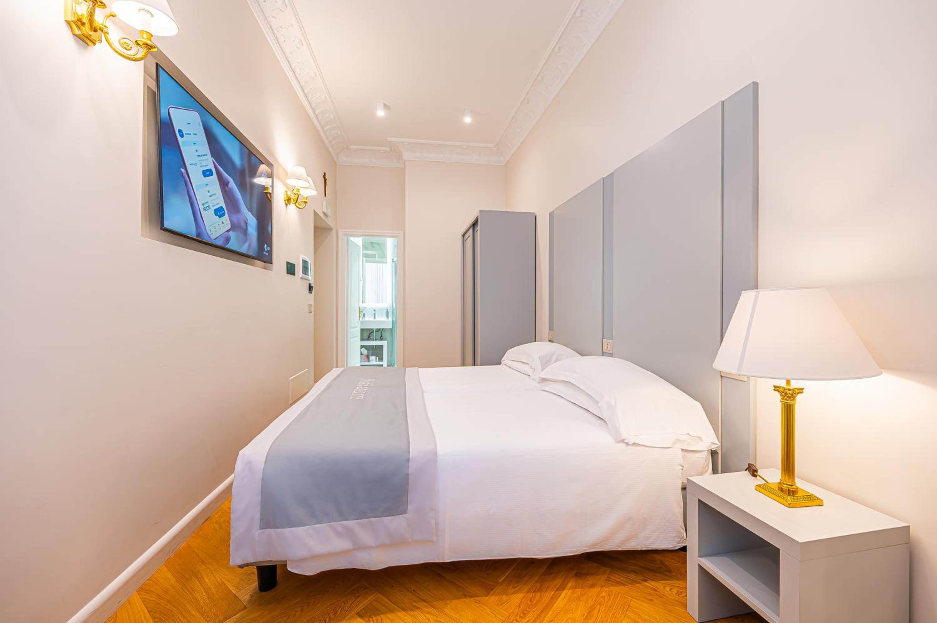 Superior Double Room thumbnail 5