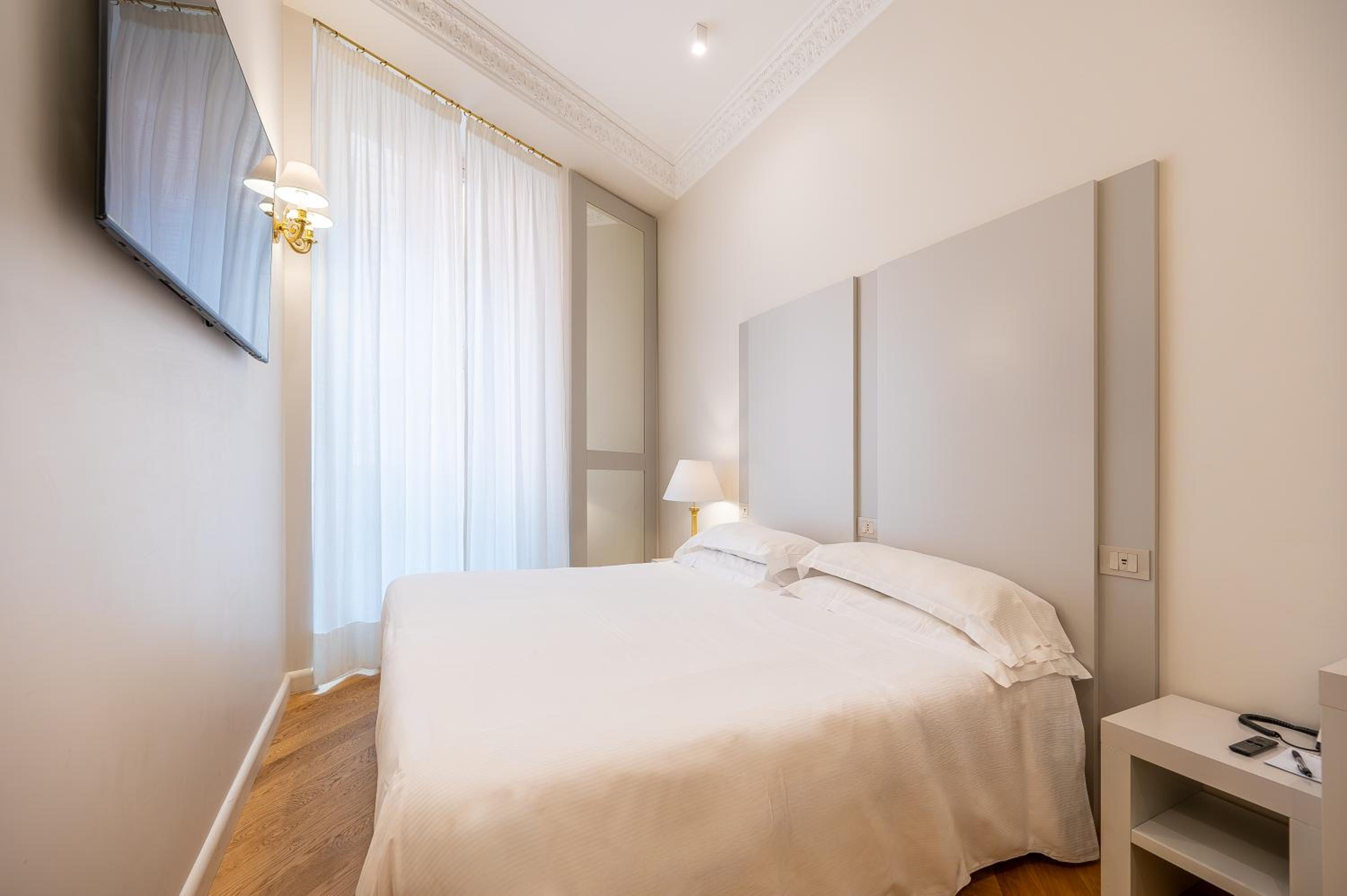 Superior Double Room thumbnail 6