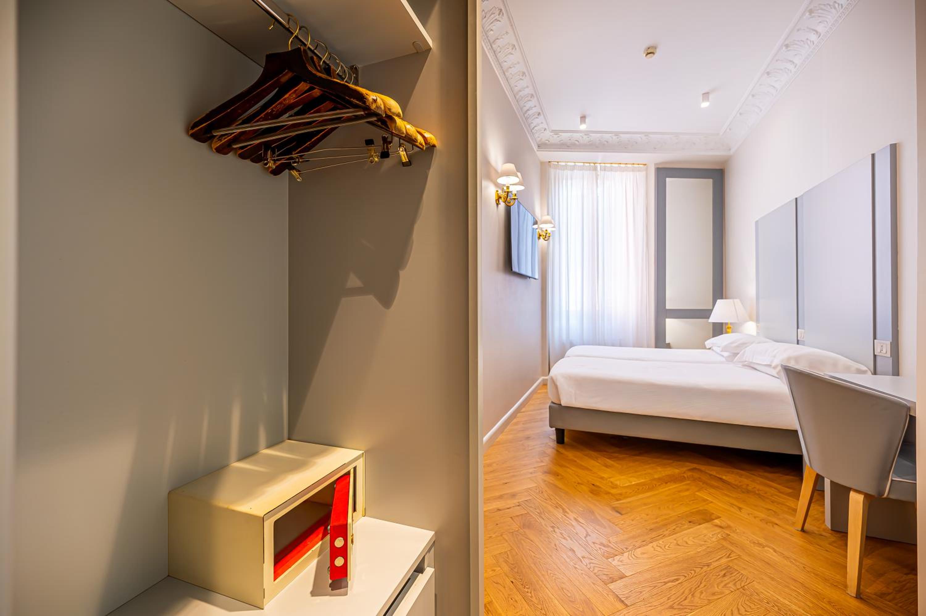 Superior Double Room thumbnail 6