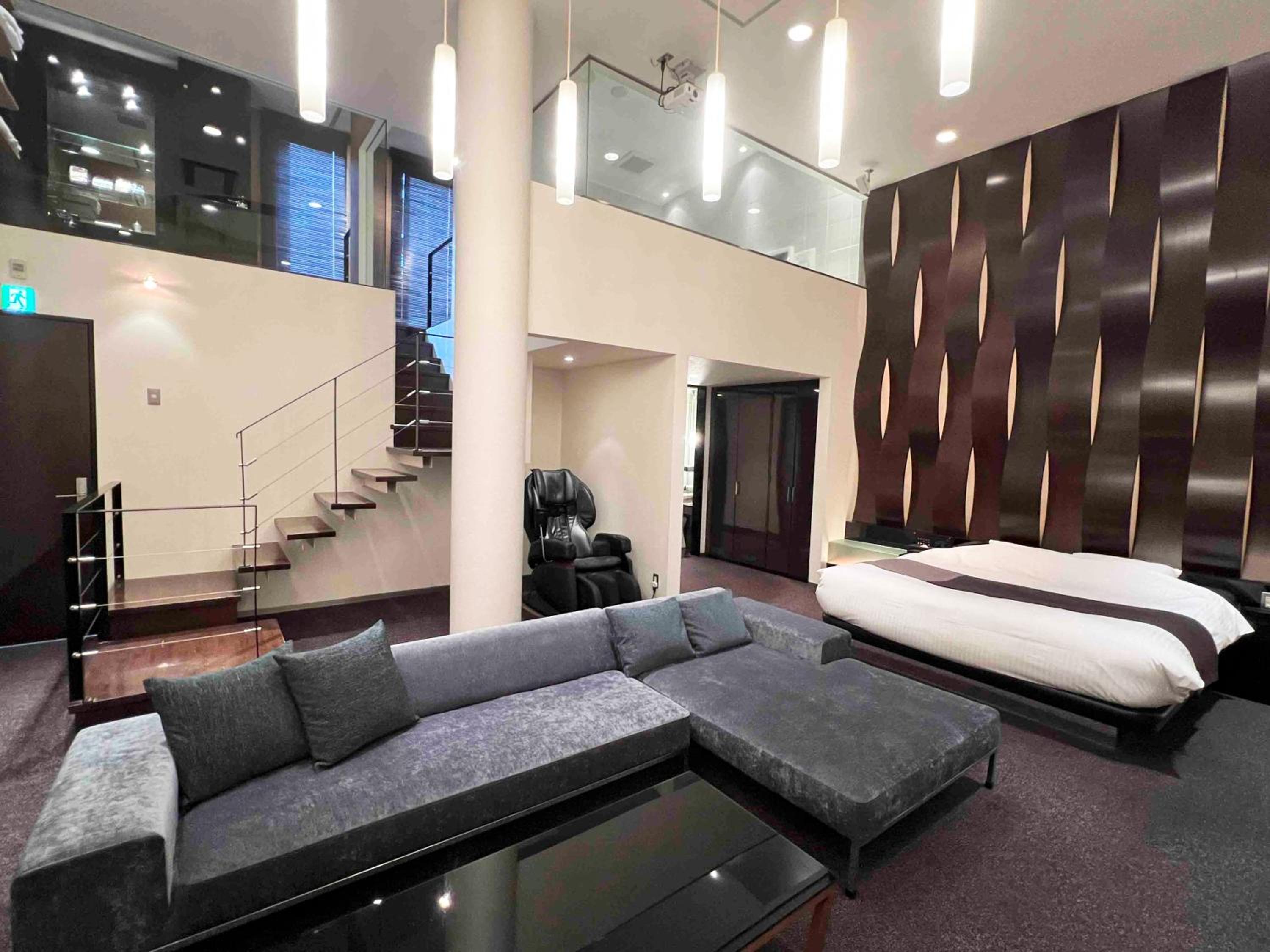 Deluxe King Suite photo 1