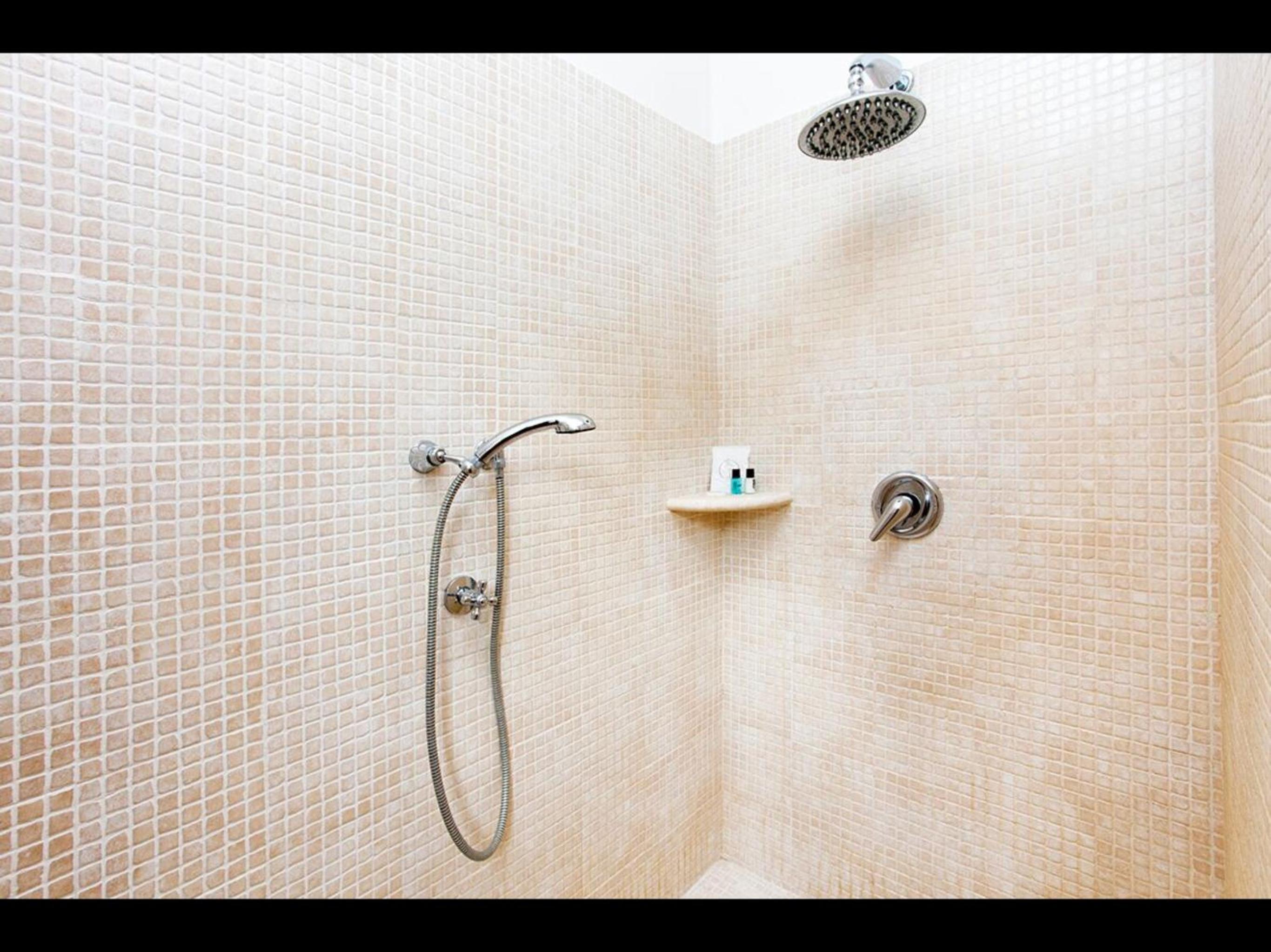 Double Room with Private Bathroom - Photo 6