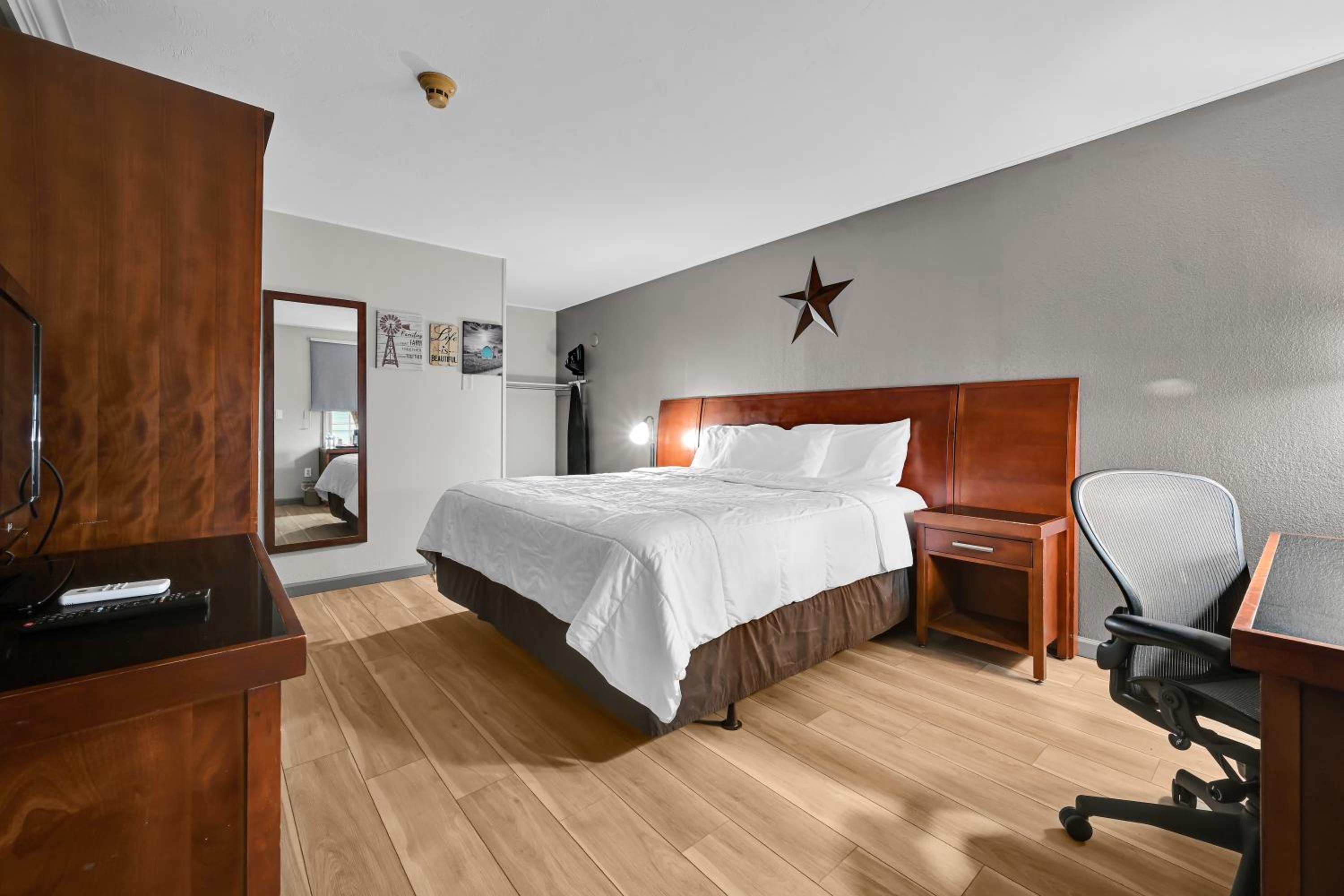 Deluxe Room (2 Adults + 1 Child) photo 2