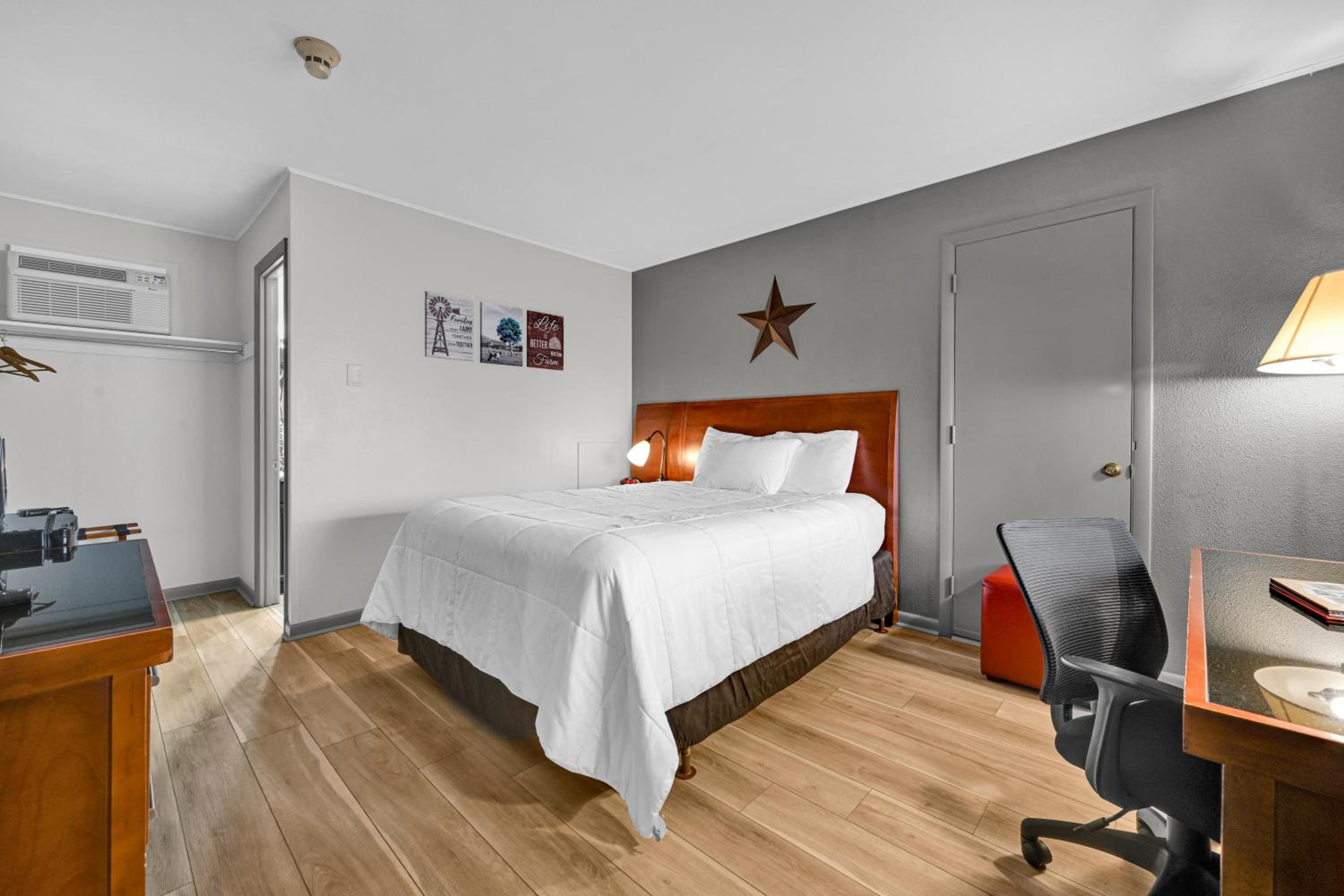 Deluxe Double Room (2 Adults + 1 Child) photo 2