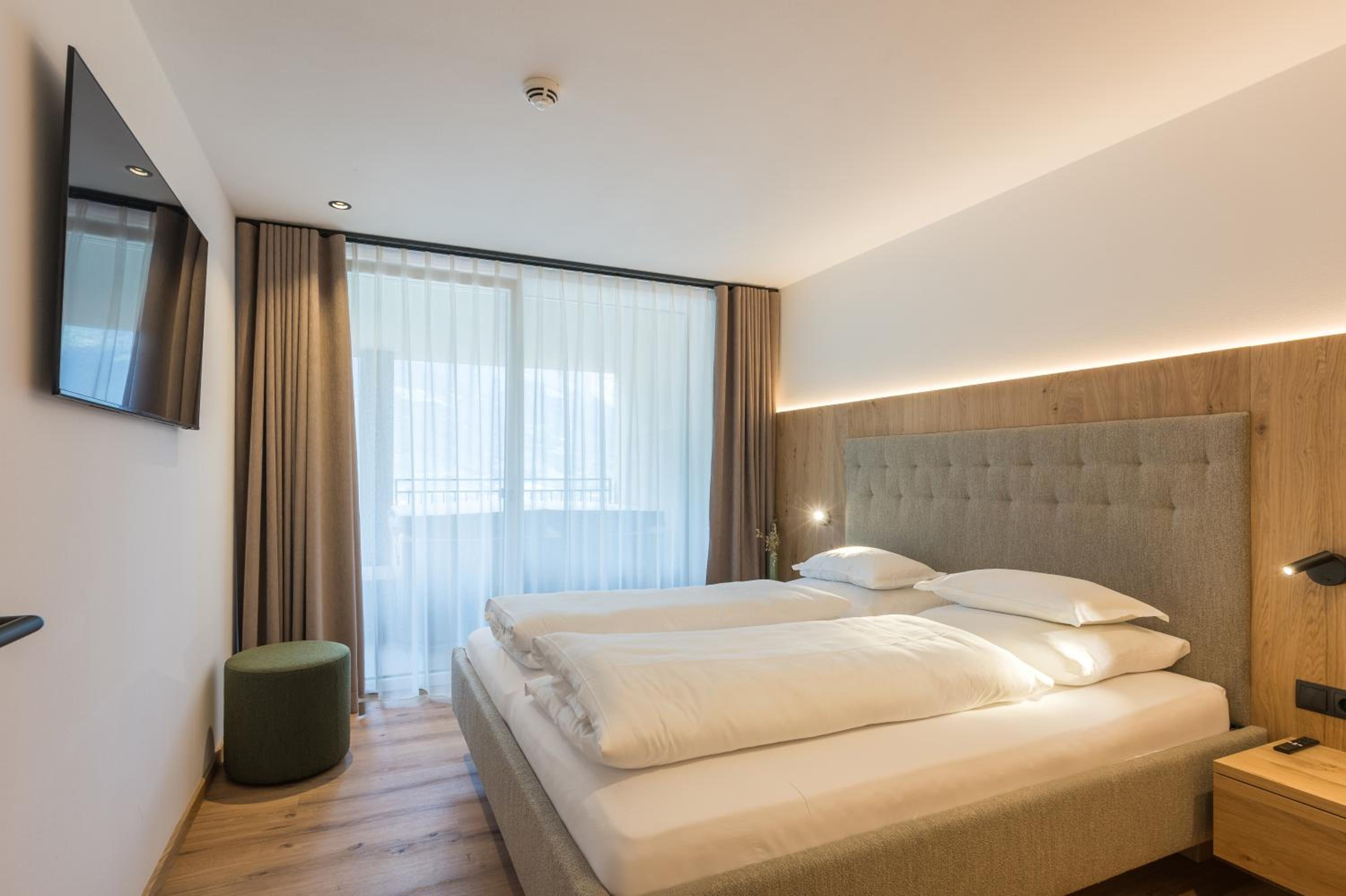One-Bedroom Apartment with Balcony and Mountain View photo 1