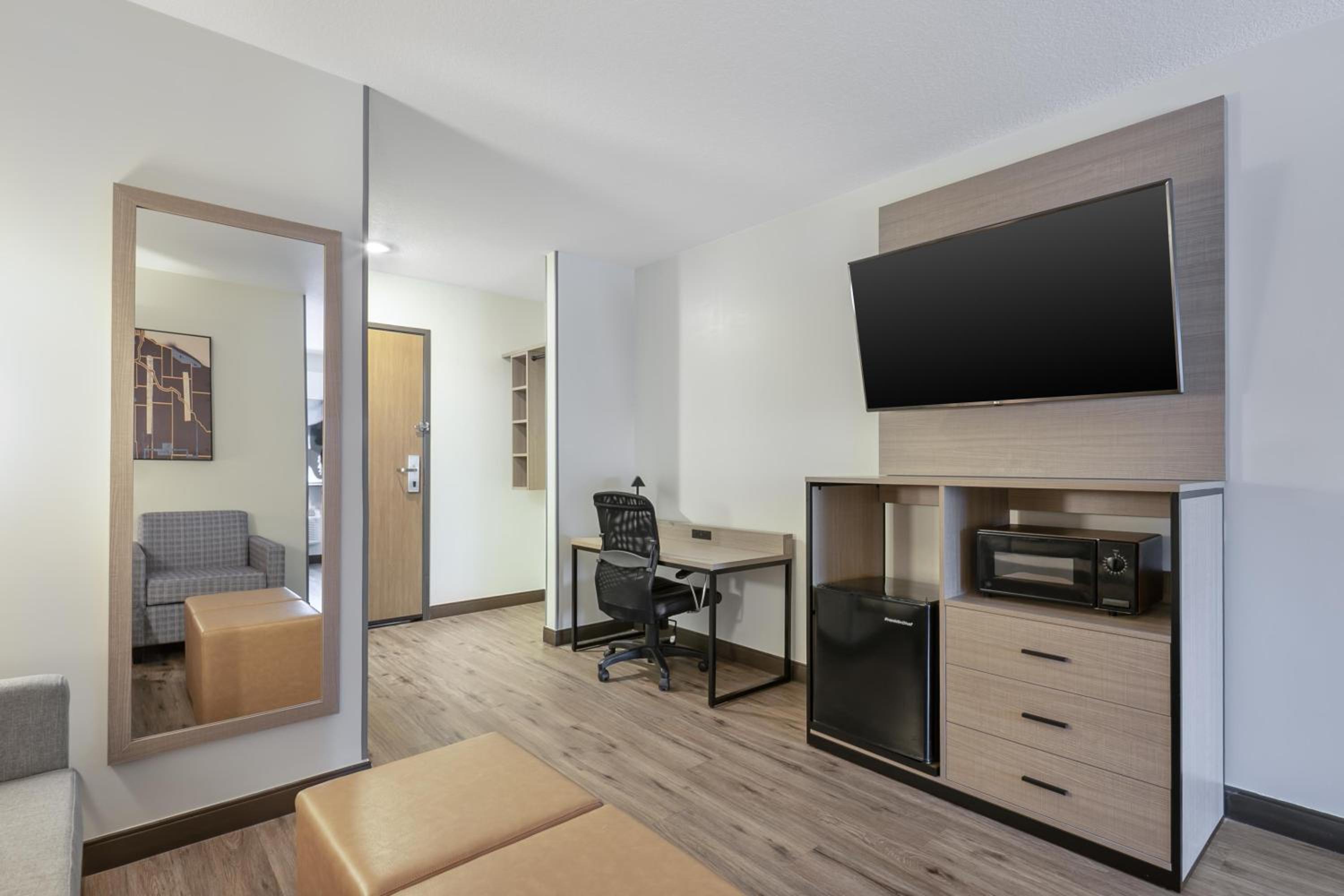 Queen Suite - Photo 1