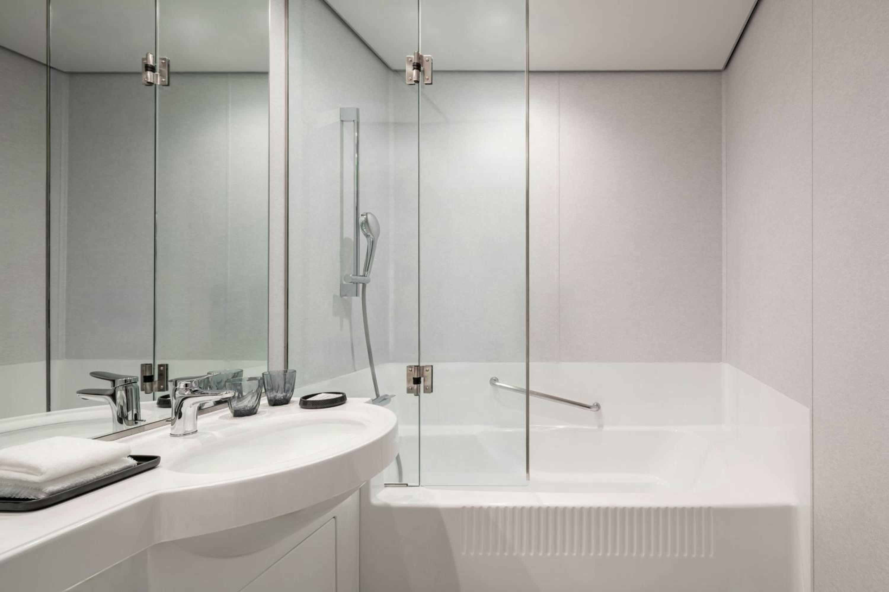 Club Executive Deluxe Twin Room with Two Double Beds - Photo 4