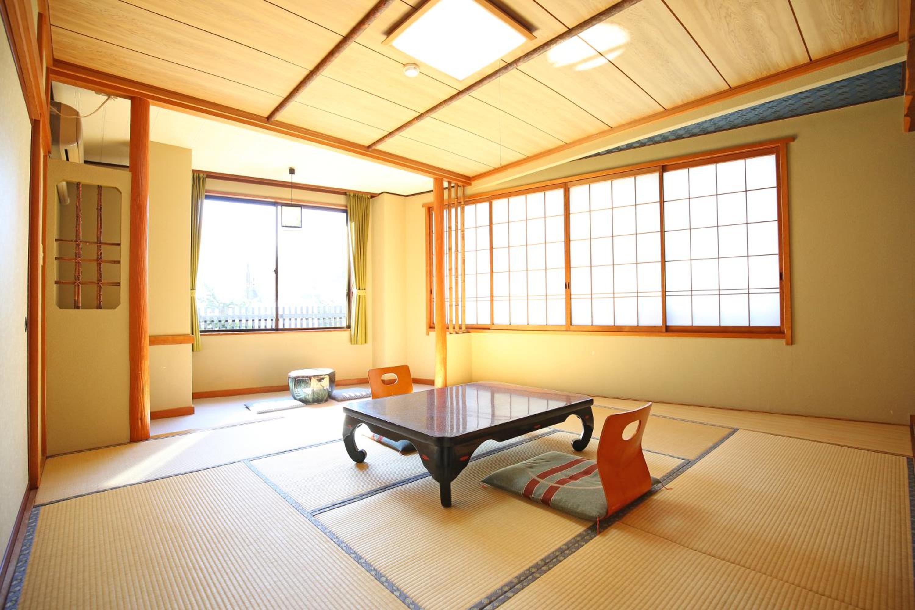 Japanese-Style Twin Room with Private Bathroom photo 3