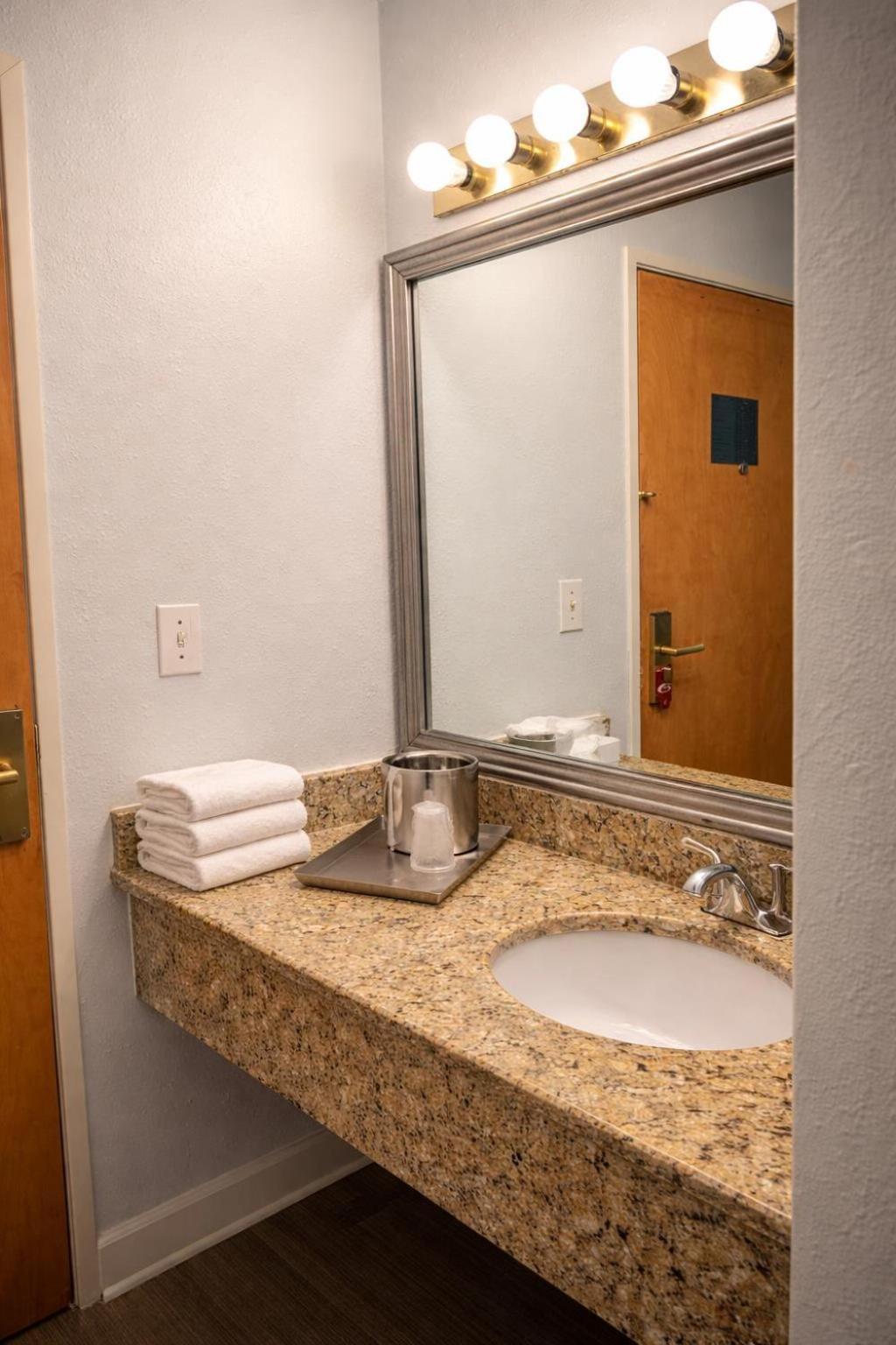 King Room - Accessible/Non-Smoking photo 2