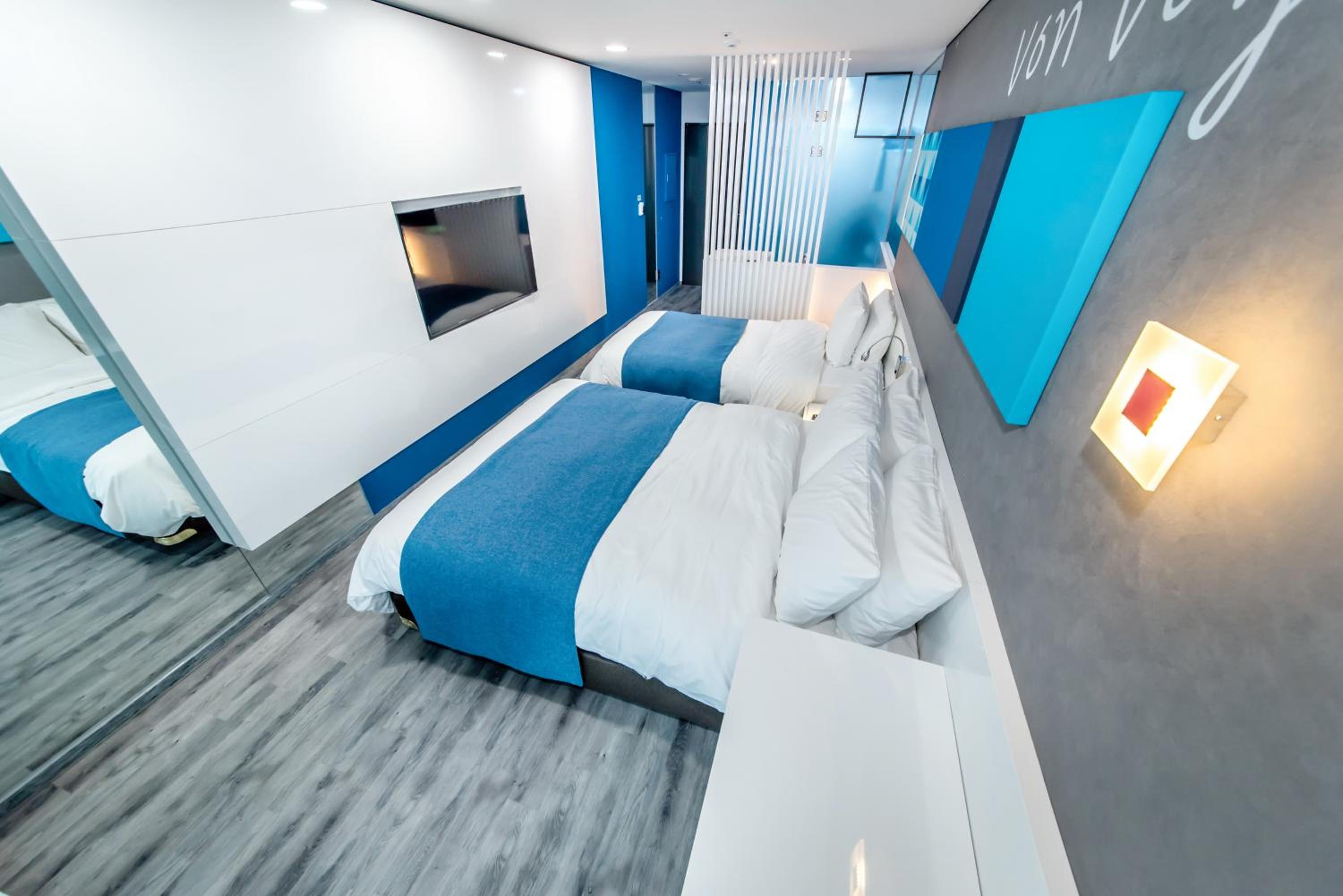 Deluxe Twin Room with Sea View photo 3