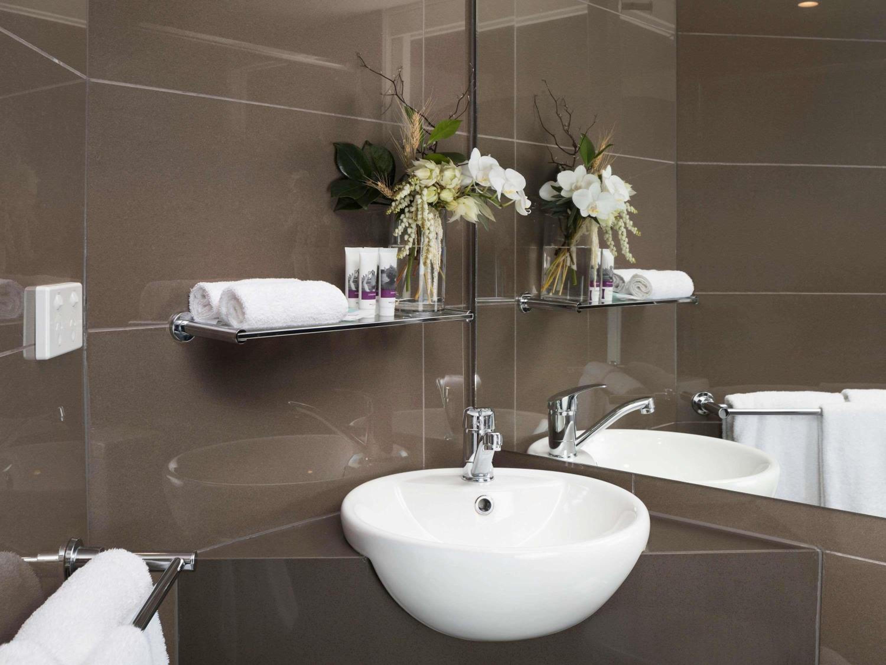 Superior King Room - Accessible Bathroom photo 2